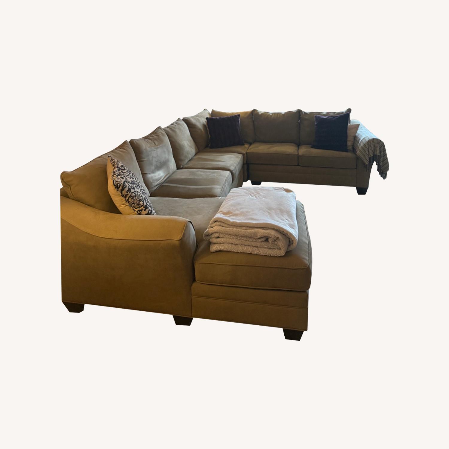 H.M. Richards Inc. Sectional - image-0
