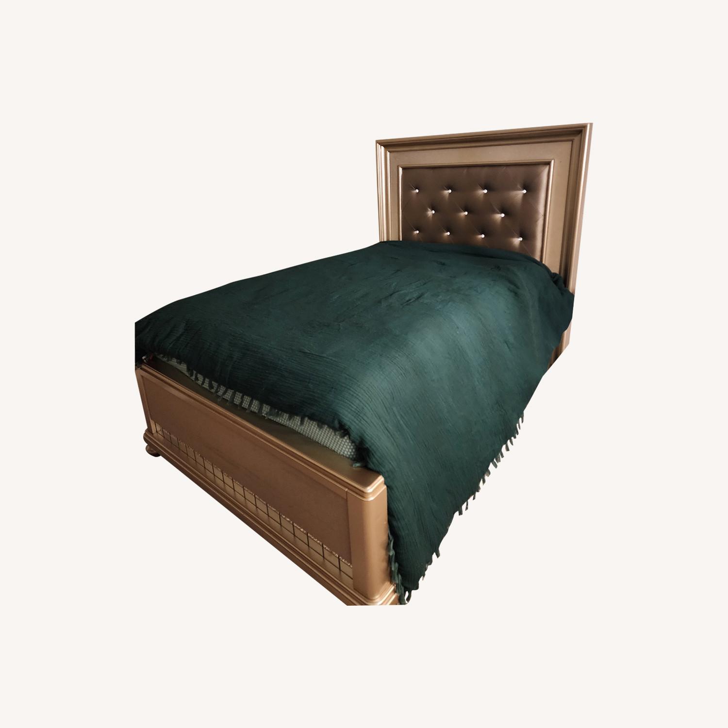 Bob's Discount Furniture Diva Bed - image-0