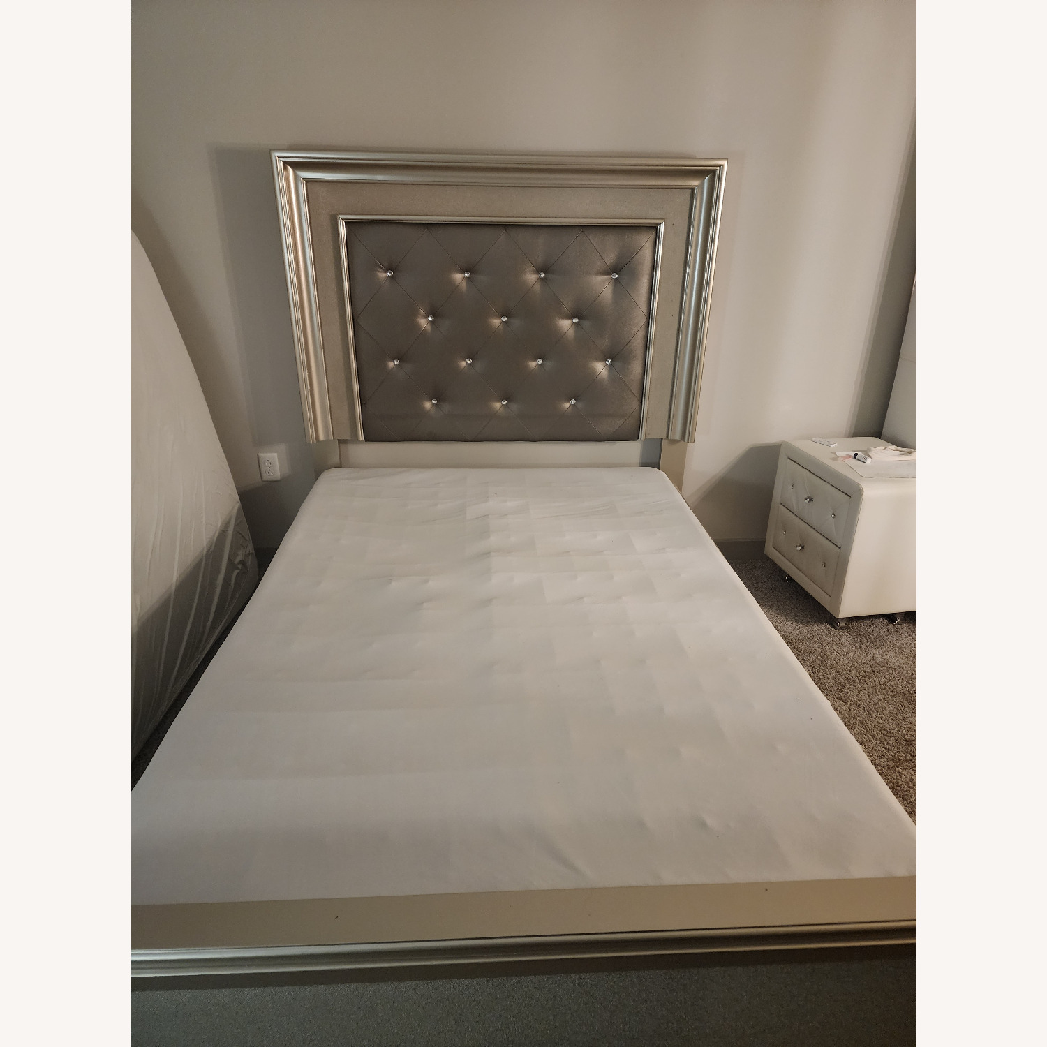 Bob's Discount Furniture Diva Bed - image-5