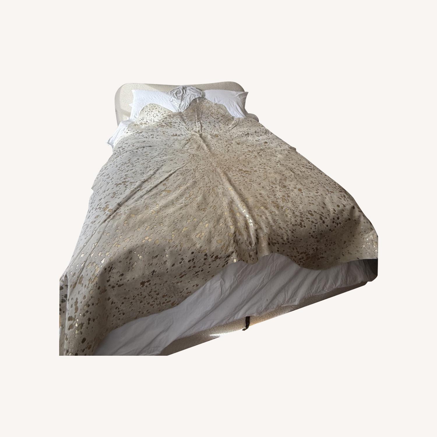 Genuine Cowhide Rug 6X7 - image-0