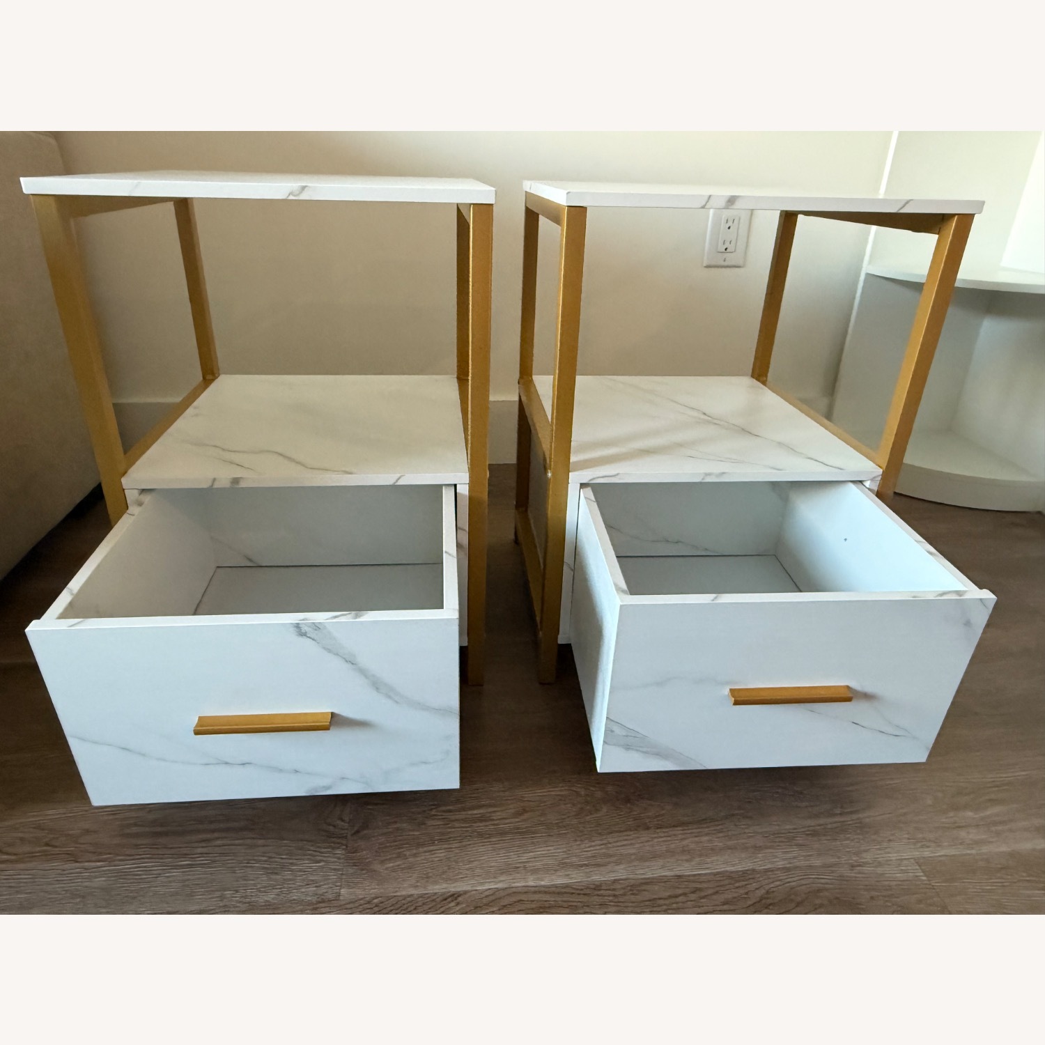 Vecelo Two Nightstands - image-2