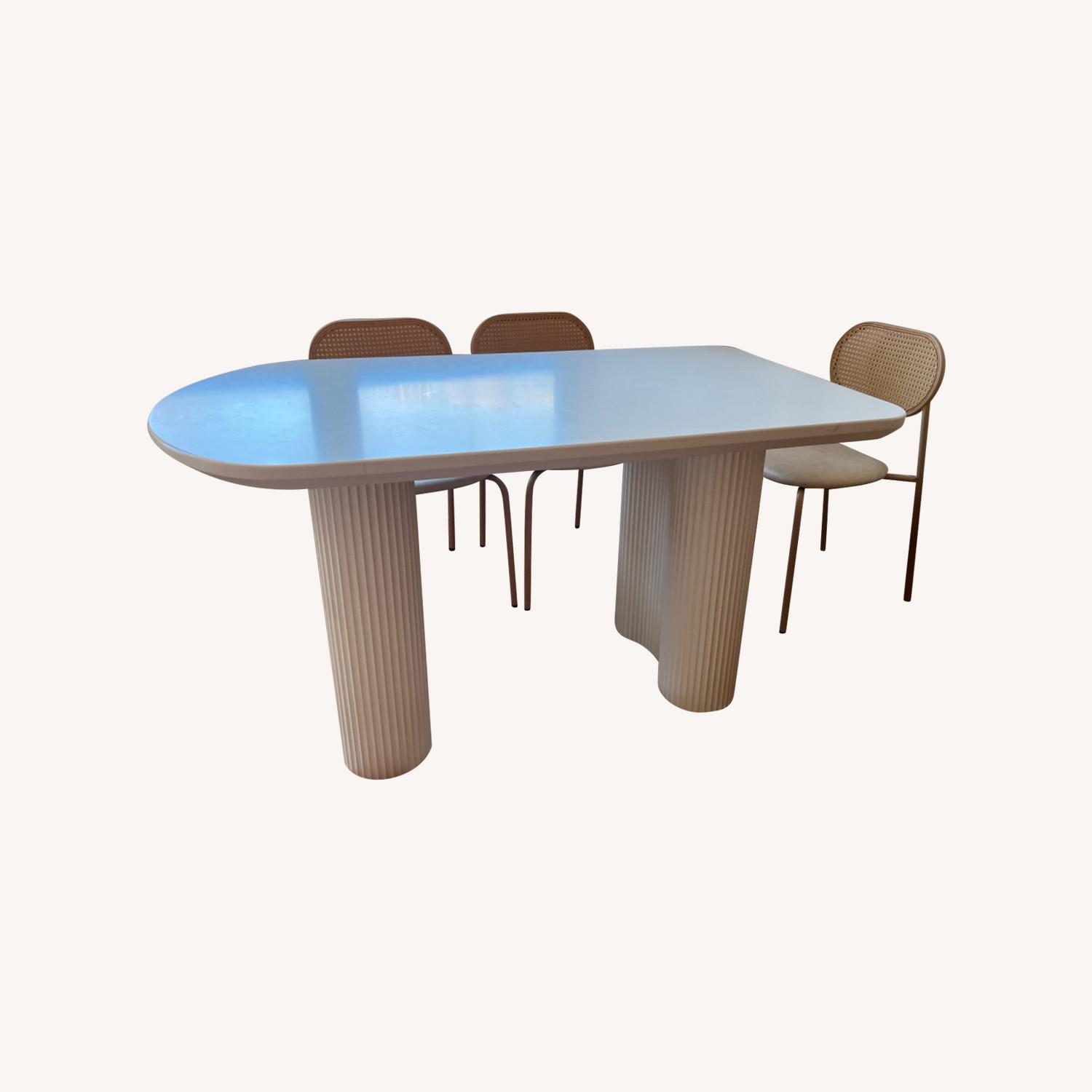 Guyii Modern White Table with 4 Chairs - image-0