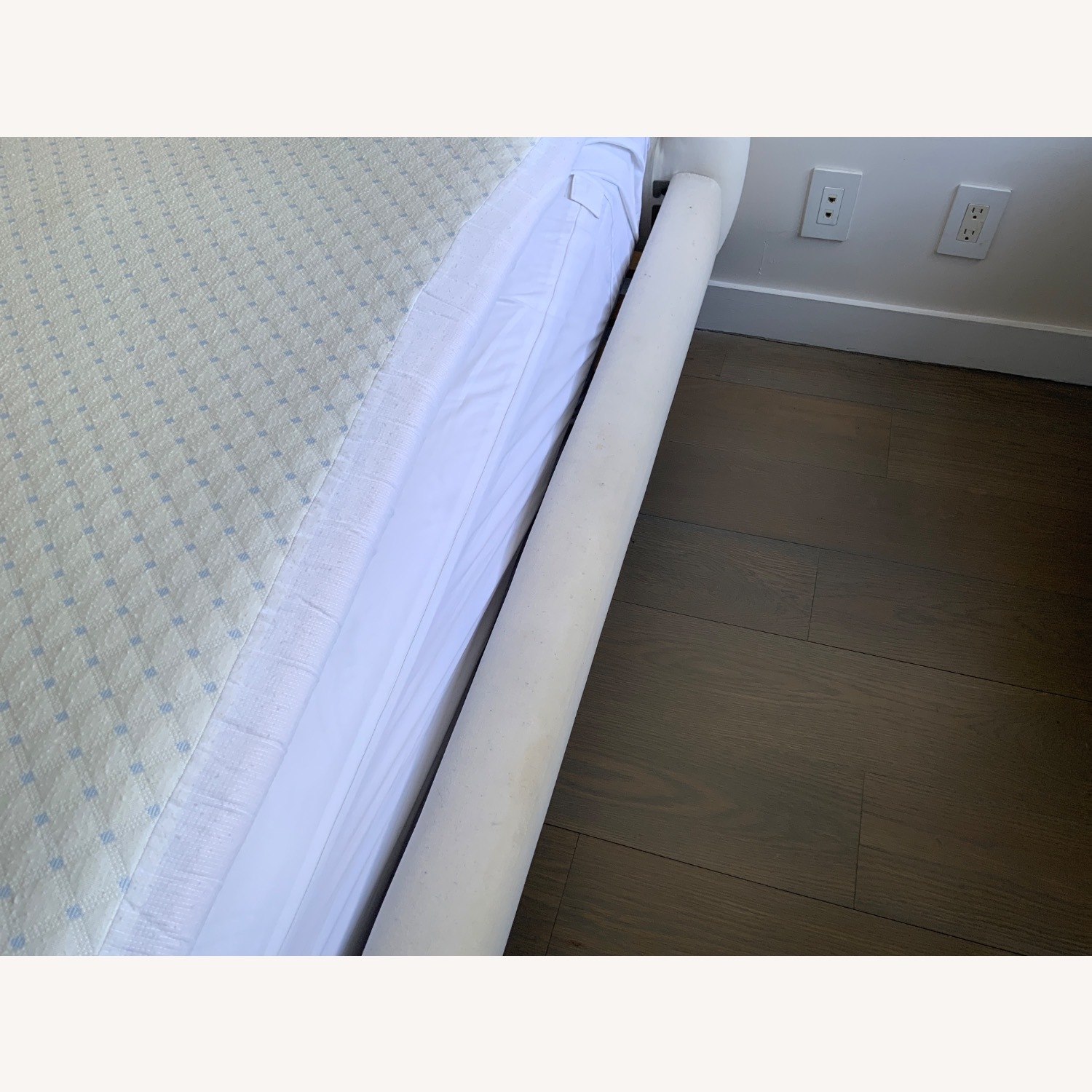 TUFTED VELOUR QUEEN BED - image-4