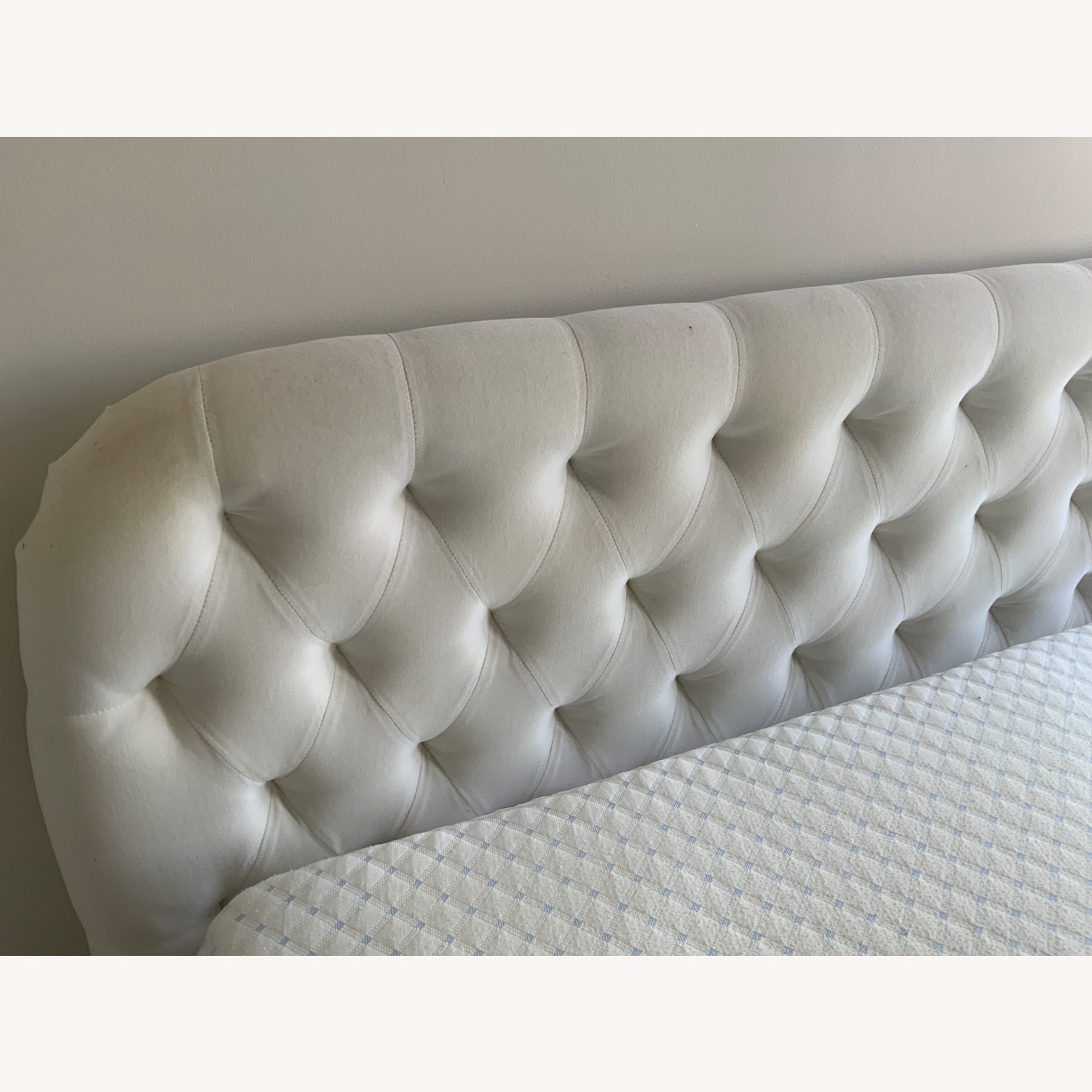 TUFTED VELOUR QUEEN BED - image-3