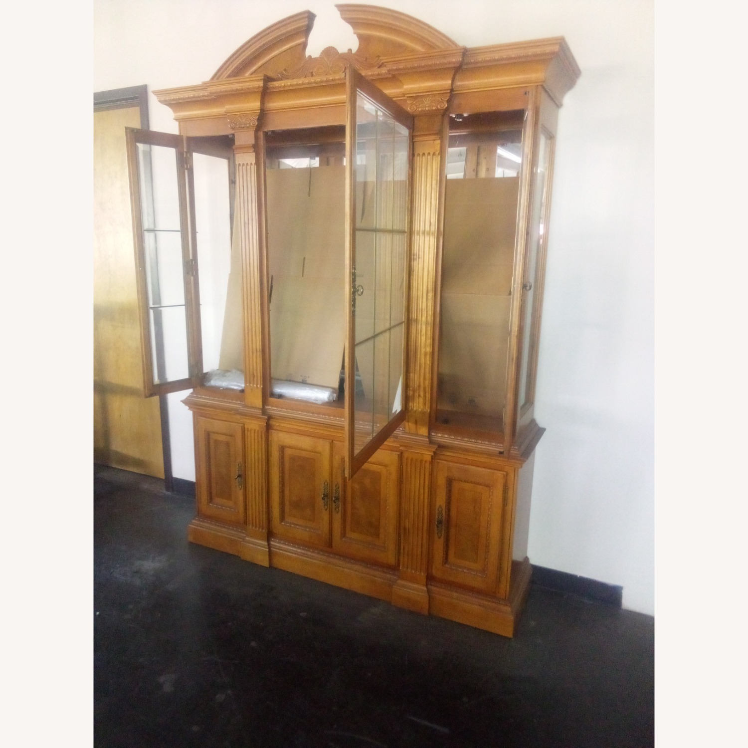 Buffet w Lighted Hutch - image-4