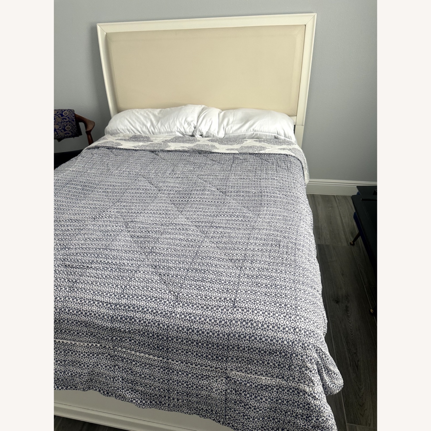 Rooms To Go Belcourt White Panel 3 Piece Chic White Queen Size Bed - image-1