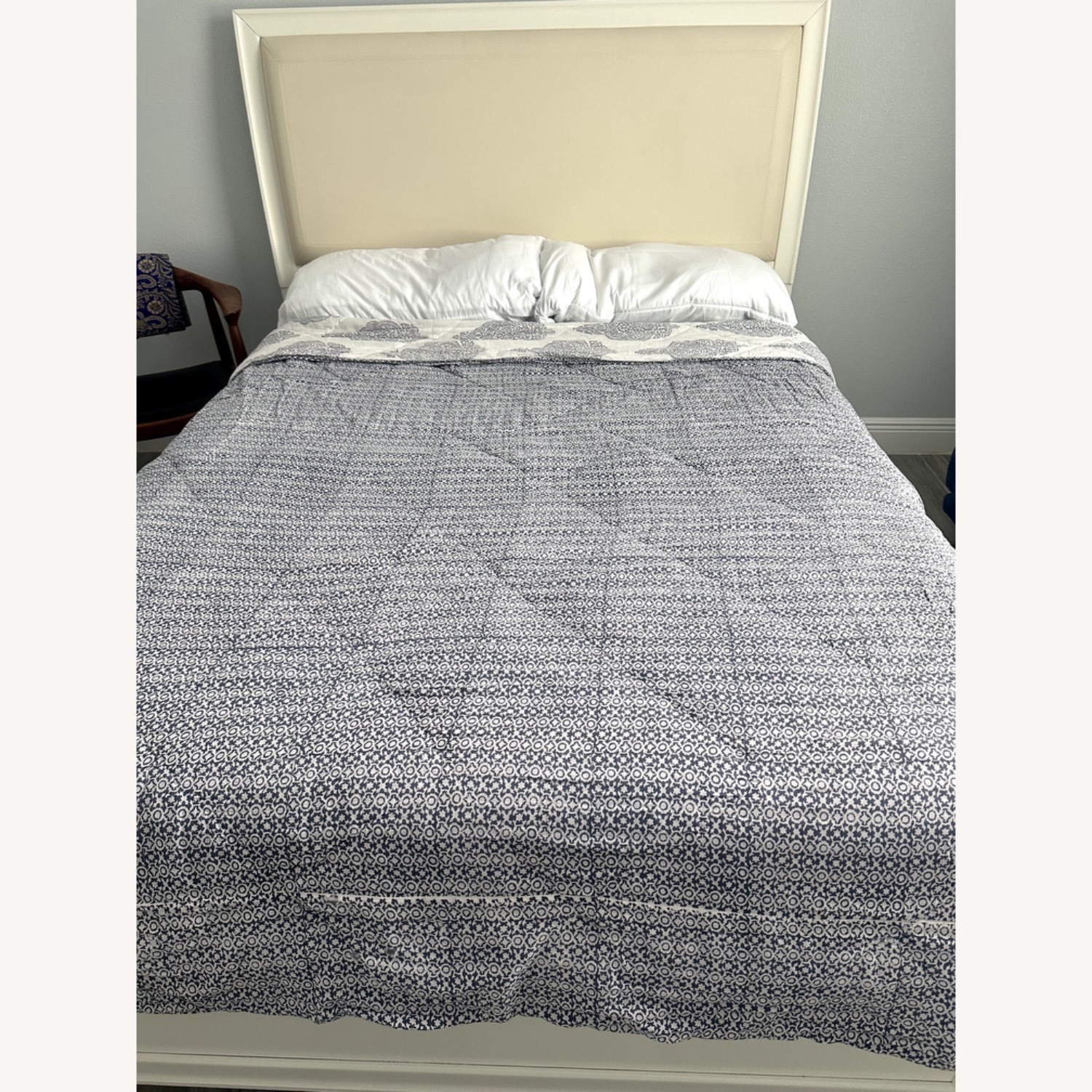 Rooms To Go Belcourt White Panel 3 Piece Chic White Queen Size Bed - image-3