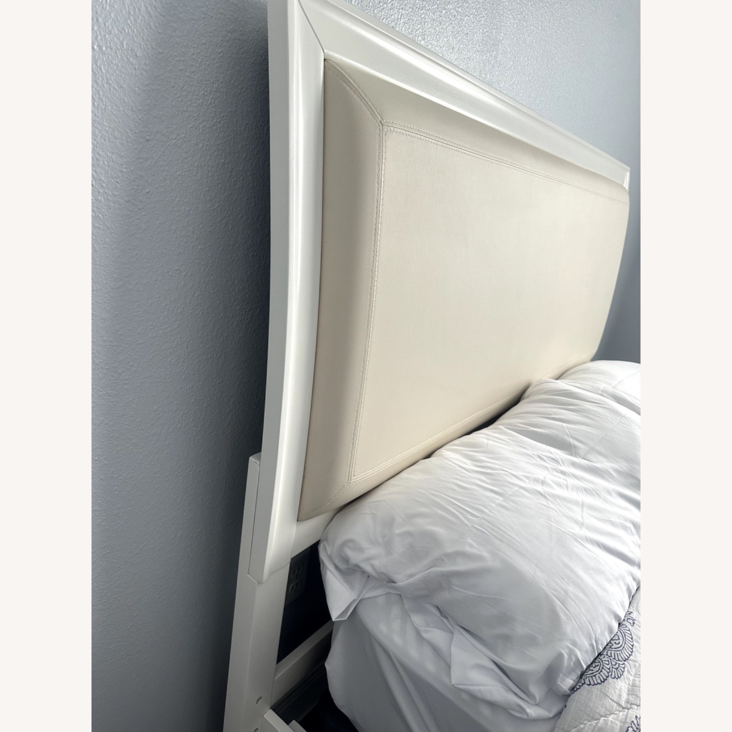 Rooms To Go Belcourt White Panel 3 Piece Chic White Queen Size Bed - image-2