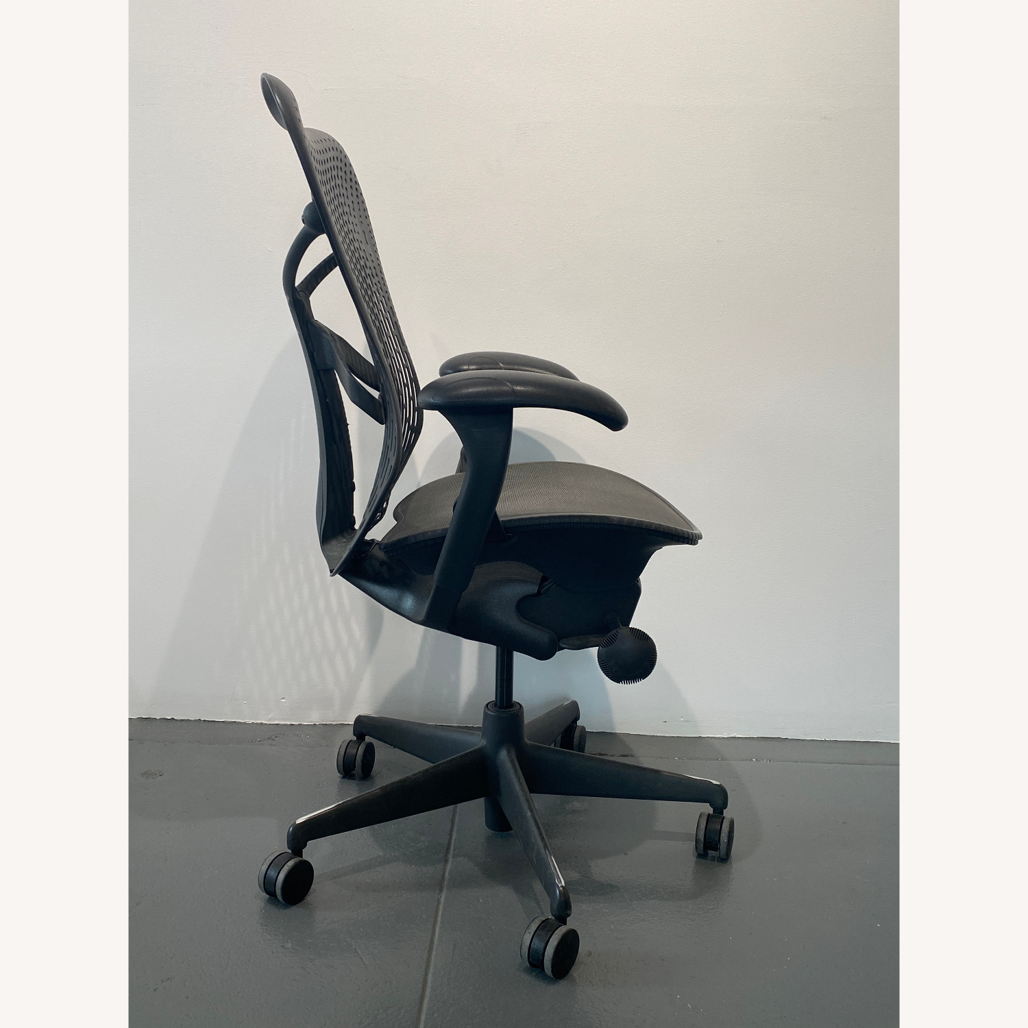 Herman Miller Aeron Chair - image-5