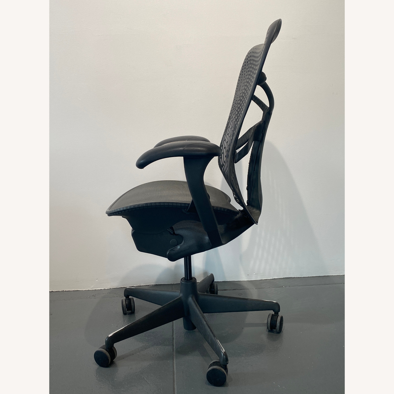 Herman Miller Aeron Chair - image-4