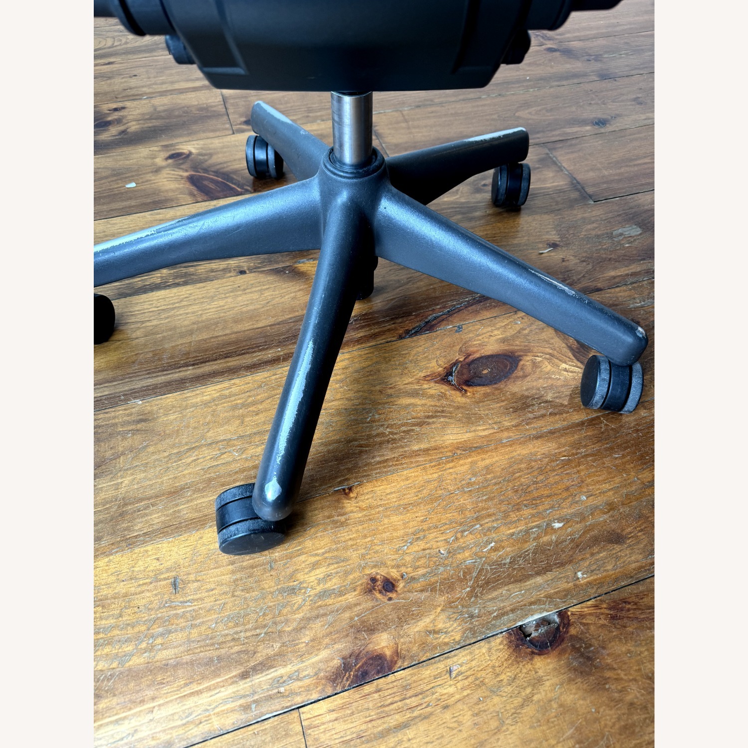 Herman Miller Aeron Office Chair - image-4