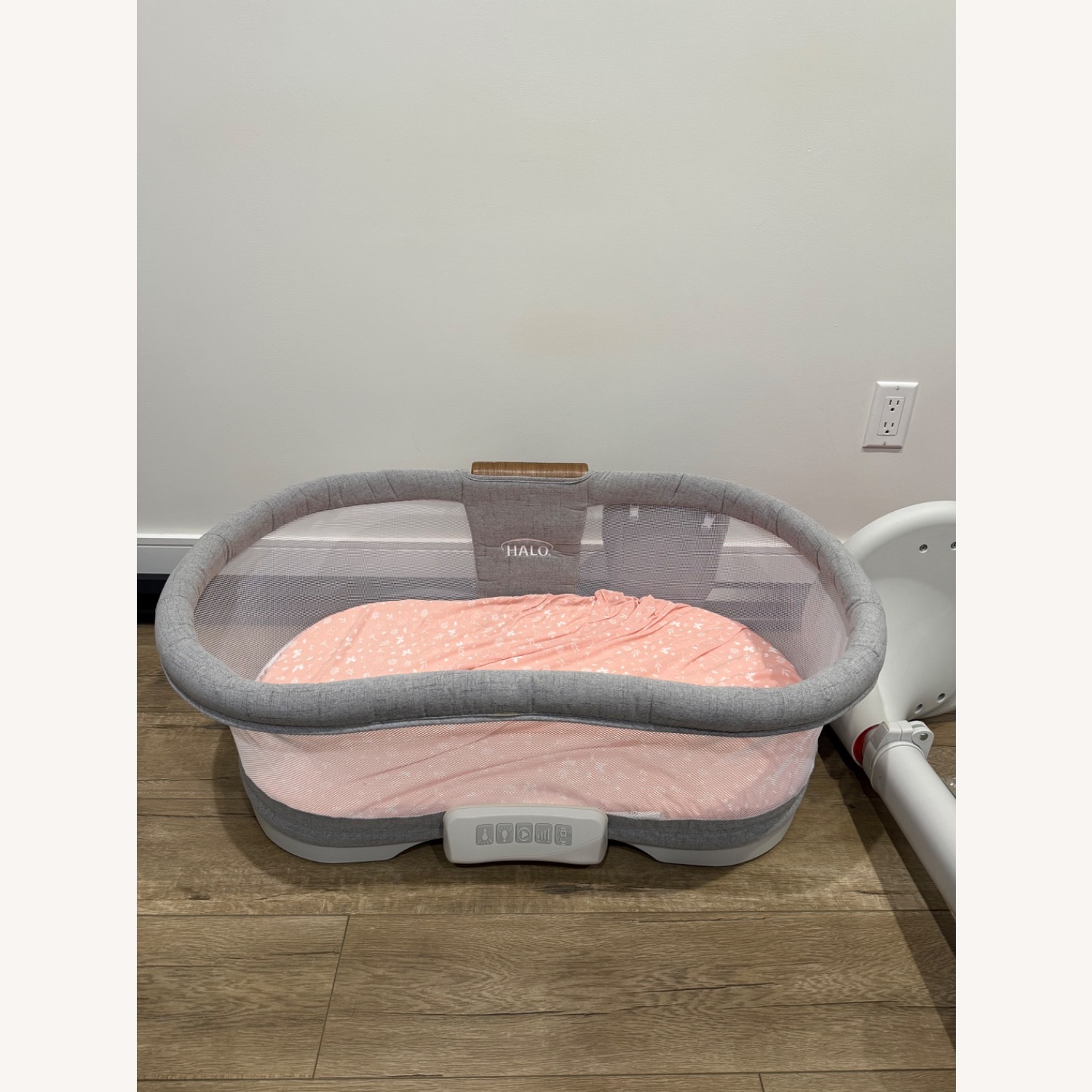 Halo BassiNest Luxe Swivel Sleeper - image-3