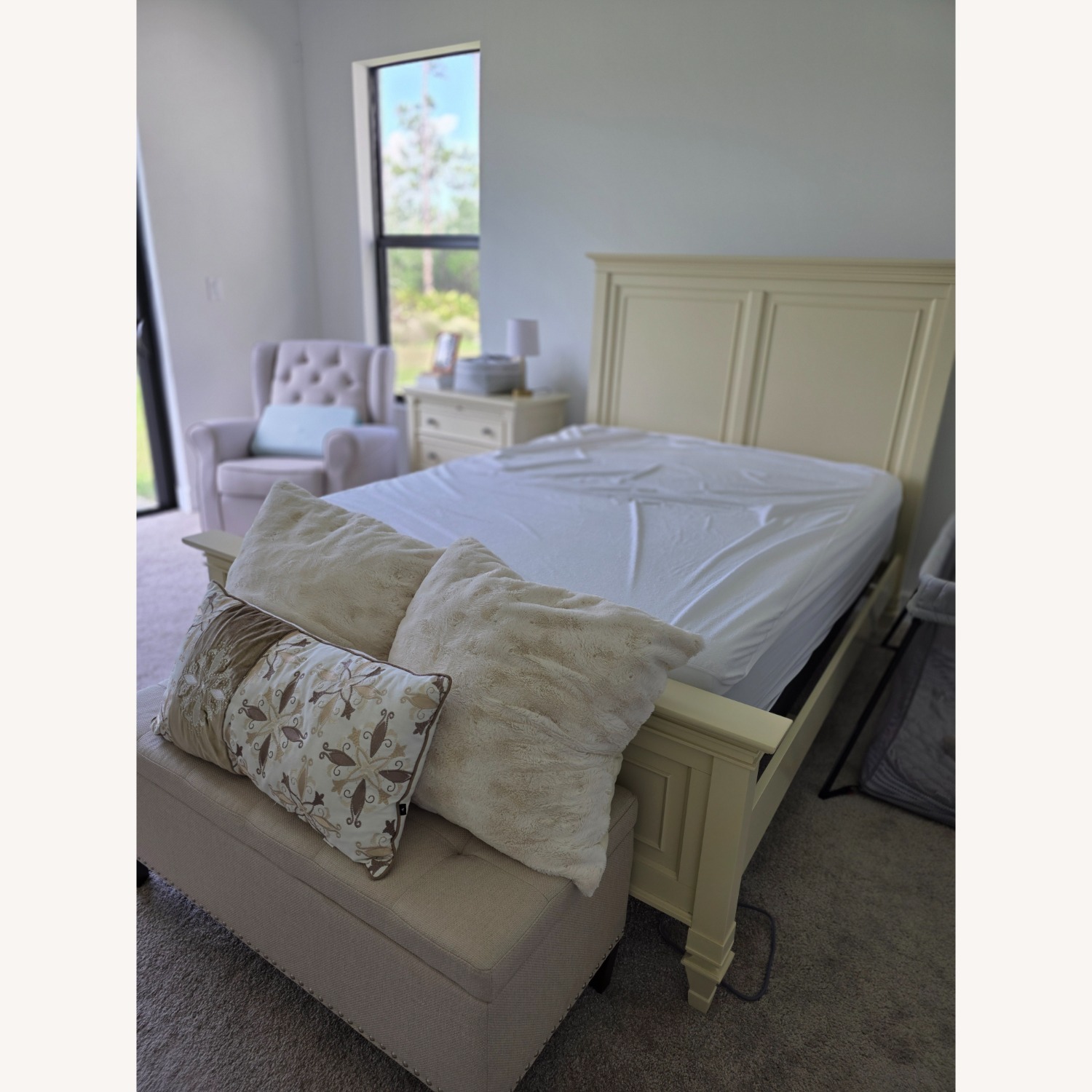 Raymour & Flanigan Bed - image-6