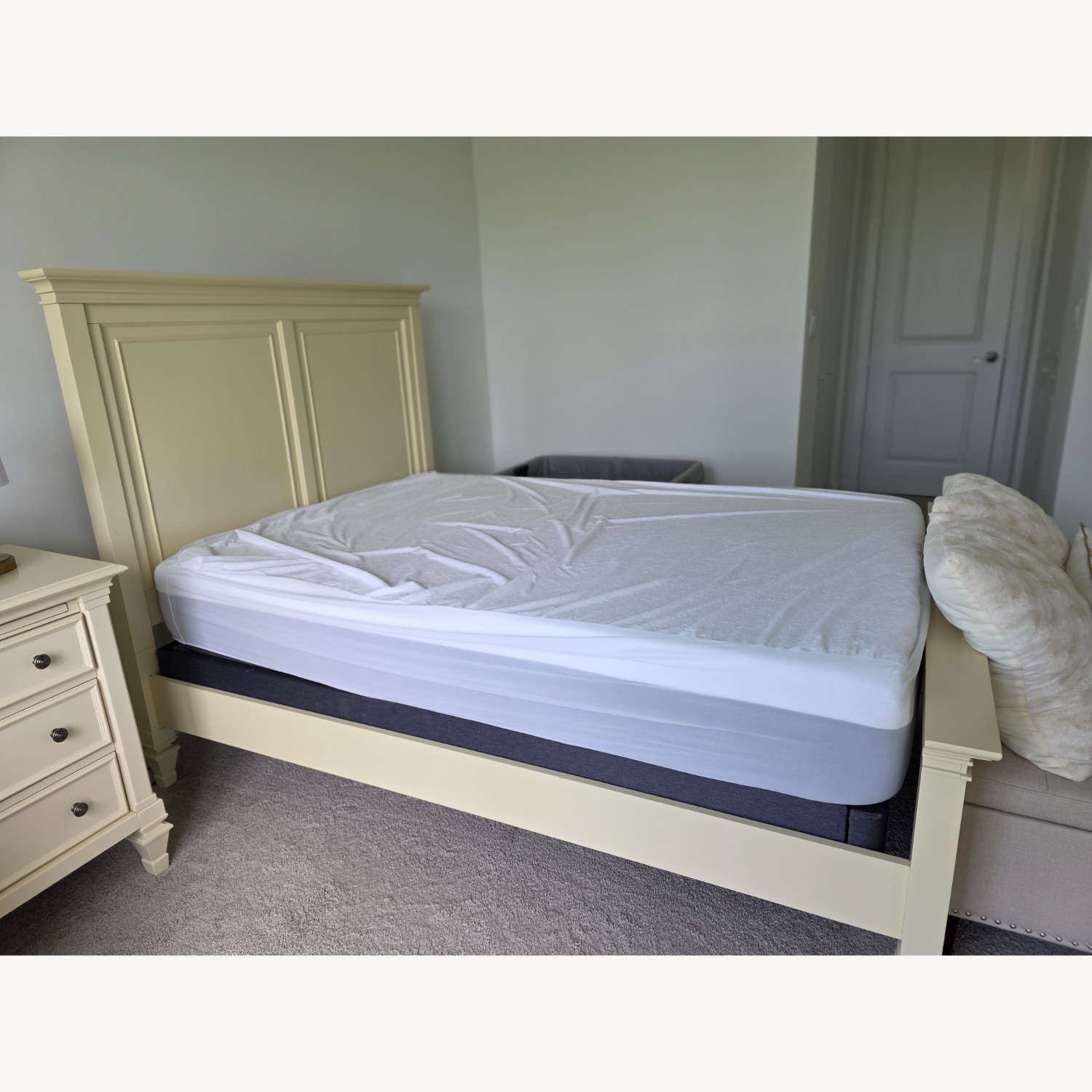 Raymour & Flanigan Bed - image-1