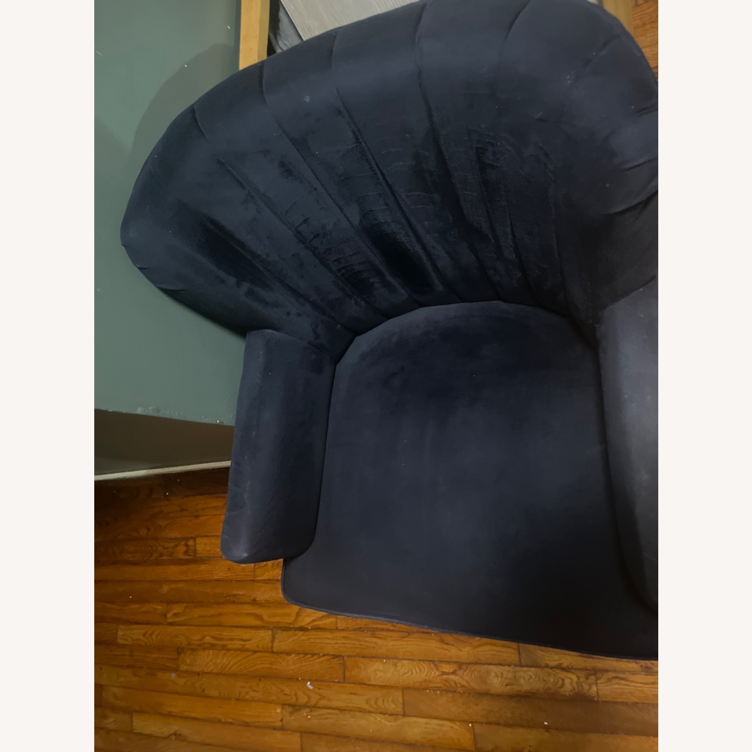 Modern Living Chair - image-0