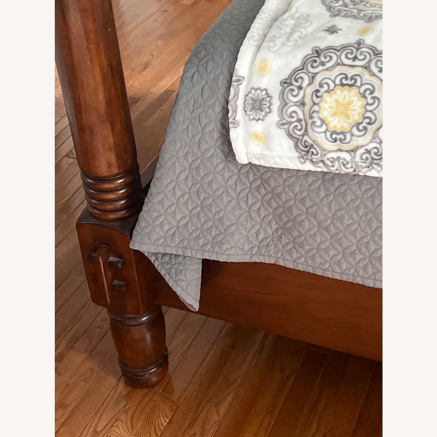 Rooms To Go Queen Canopy Bed - image-3