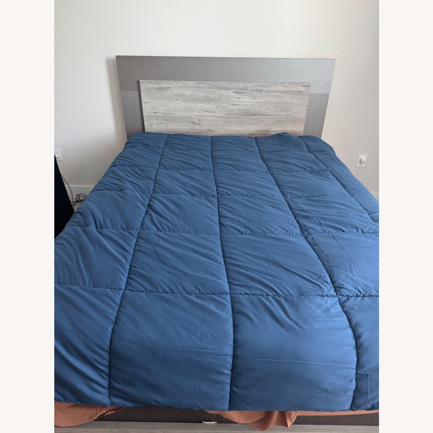 Rooms To Go Beatrice Queen Size Bed - image-2