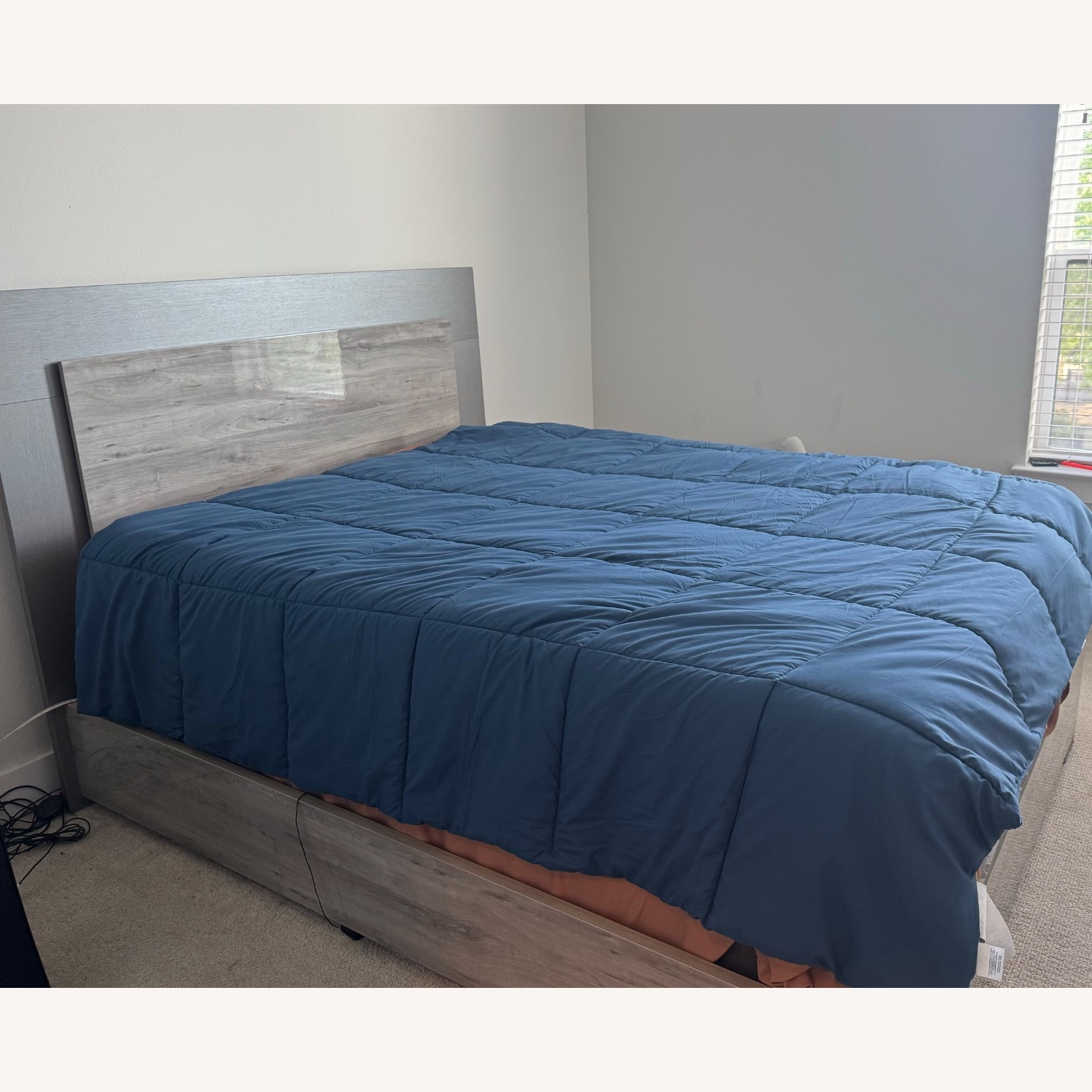 Rooms To Go Beatrice Queen Size Bed - image-1