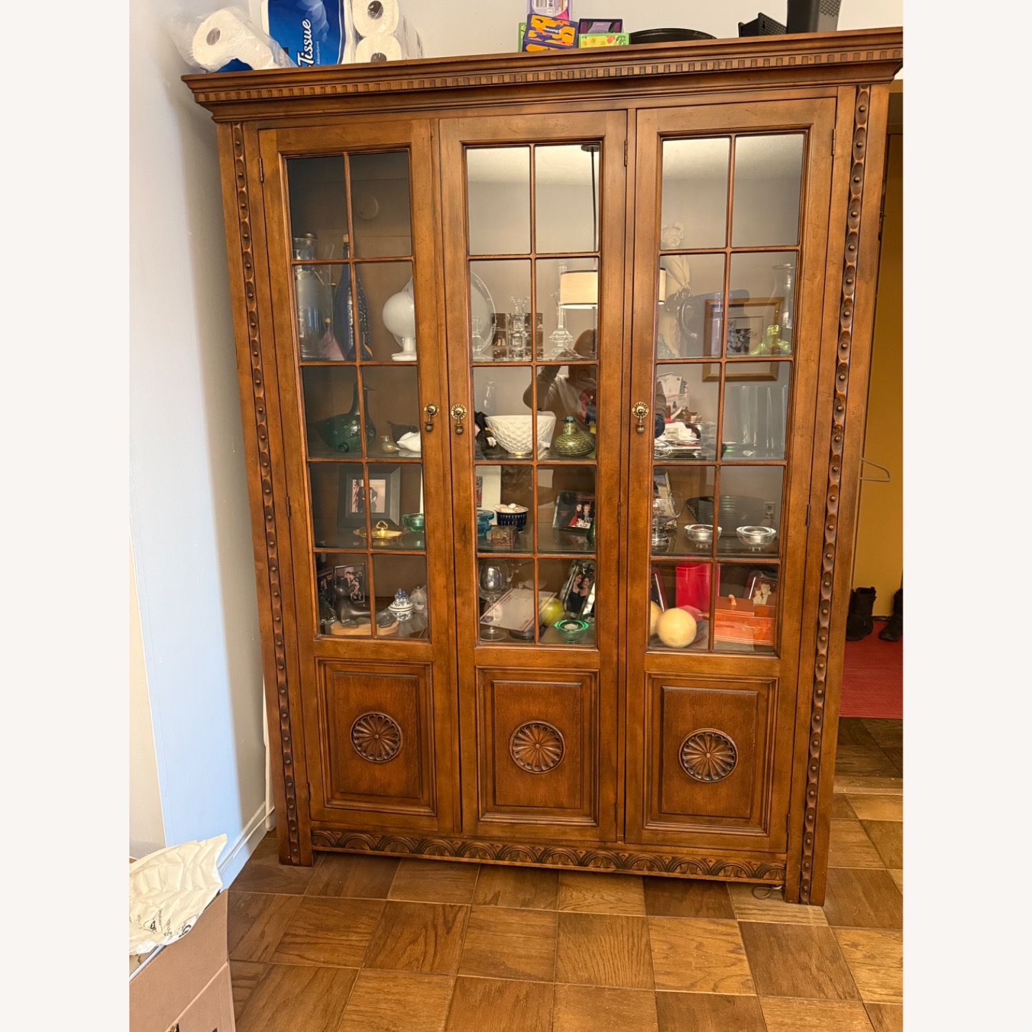 1970 3 Door Lighted Cabinet - image-2