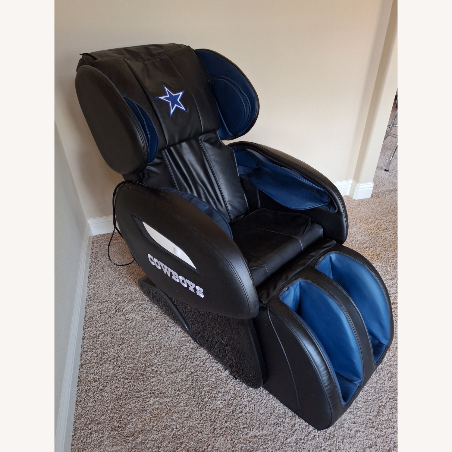 Massage Chair - image-0