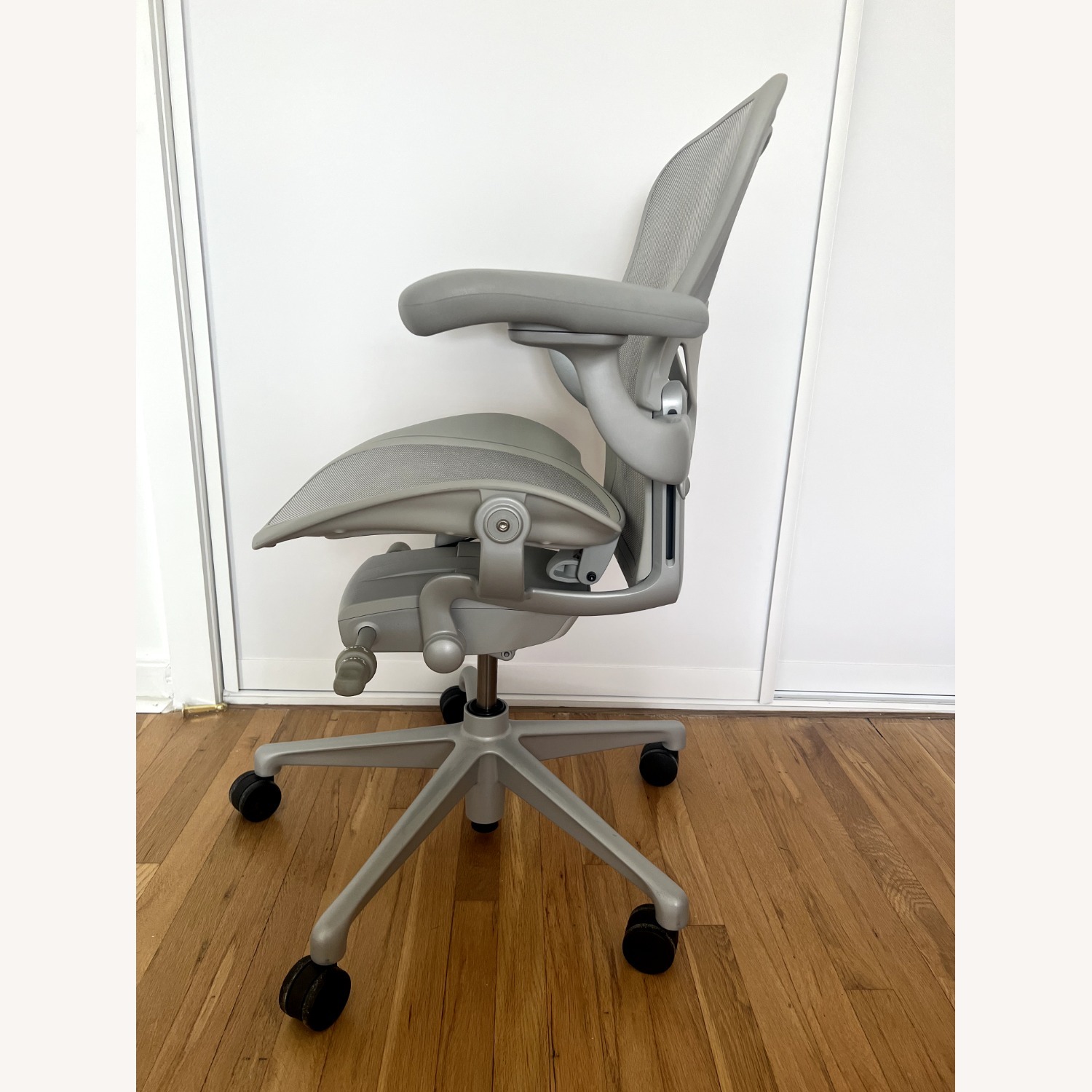 Herman Miller Aeron Officer Chair Light Gray  - image-2