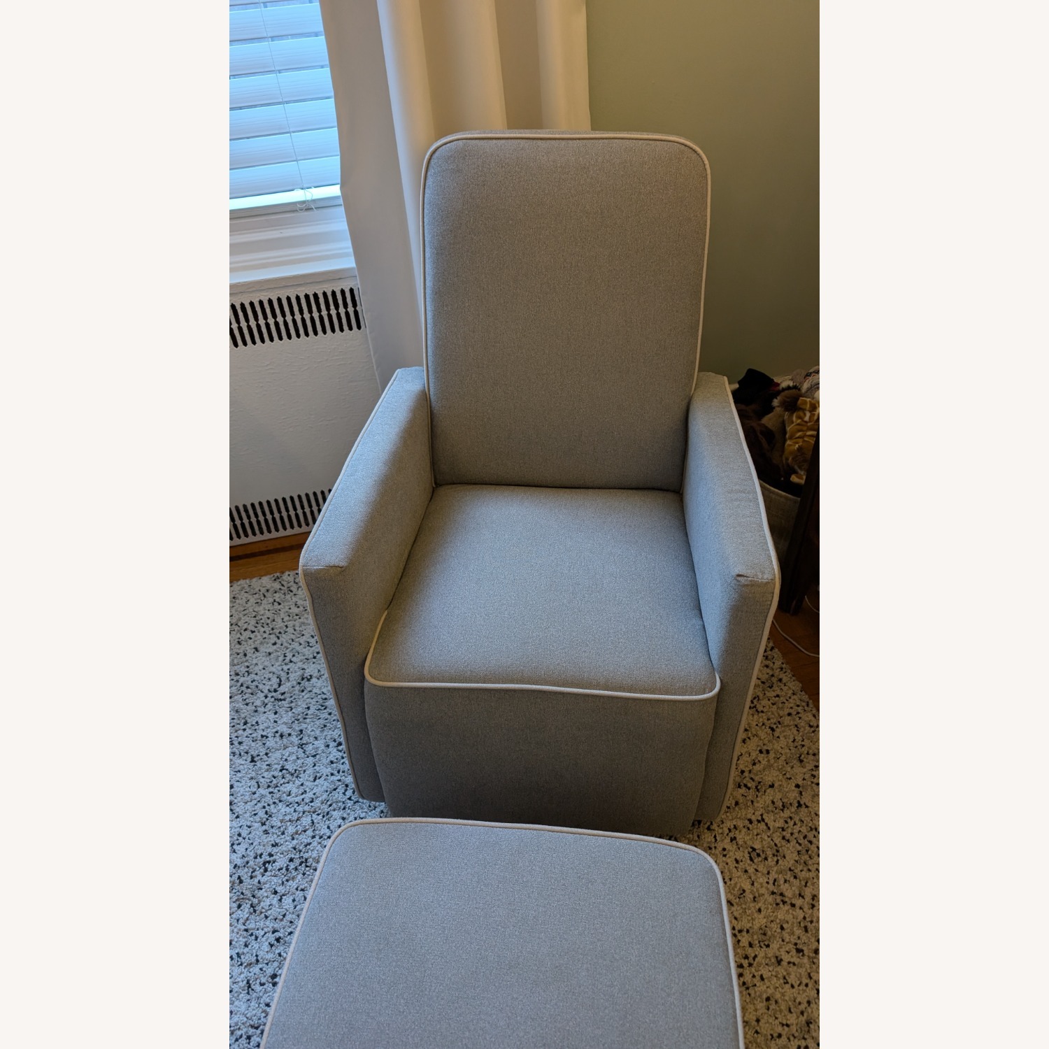 daVinci "Olive" Glider and Ottoman in Grey - image-2