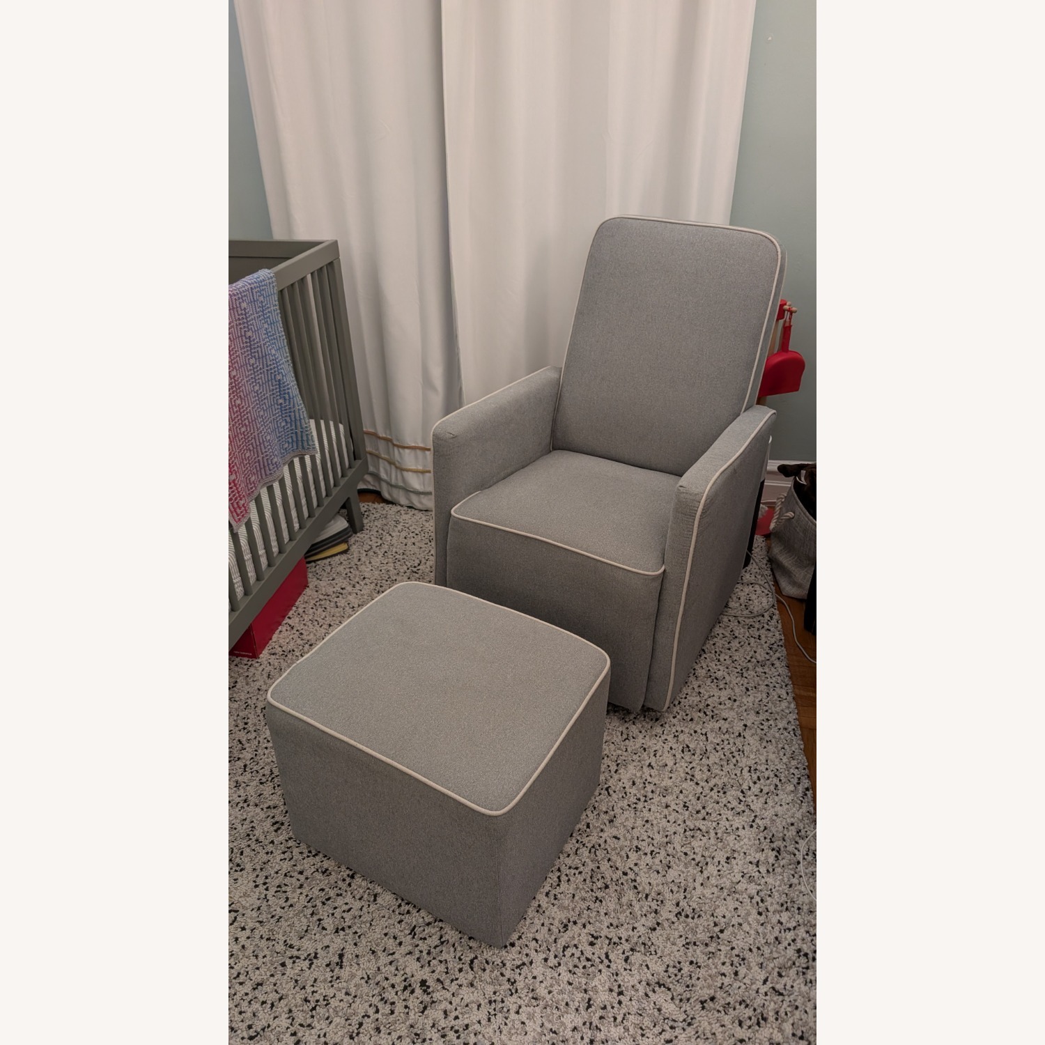 daVinci "Olive" Glider and Ottoman in Grey - image-4
