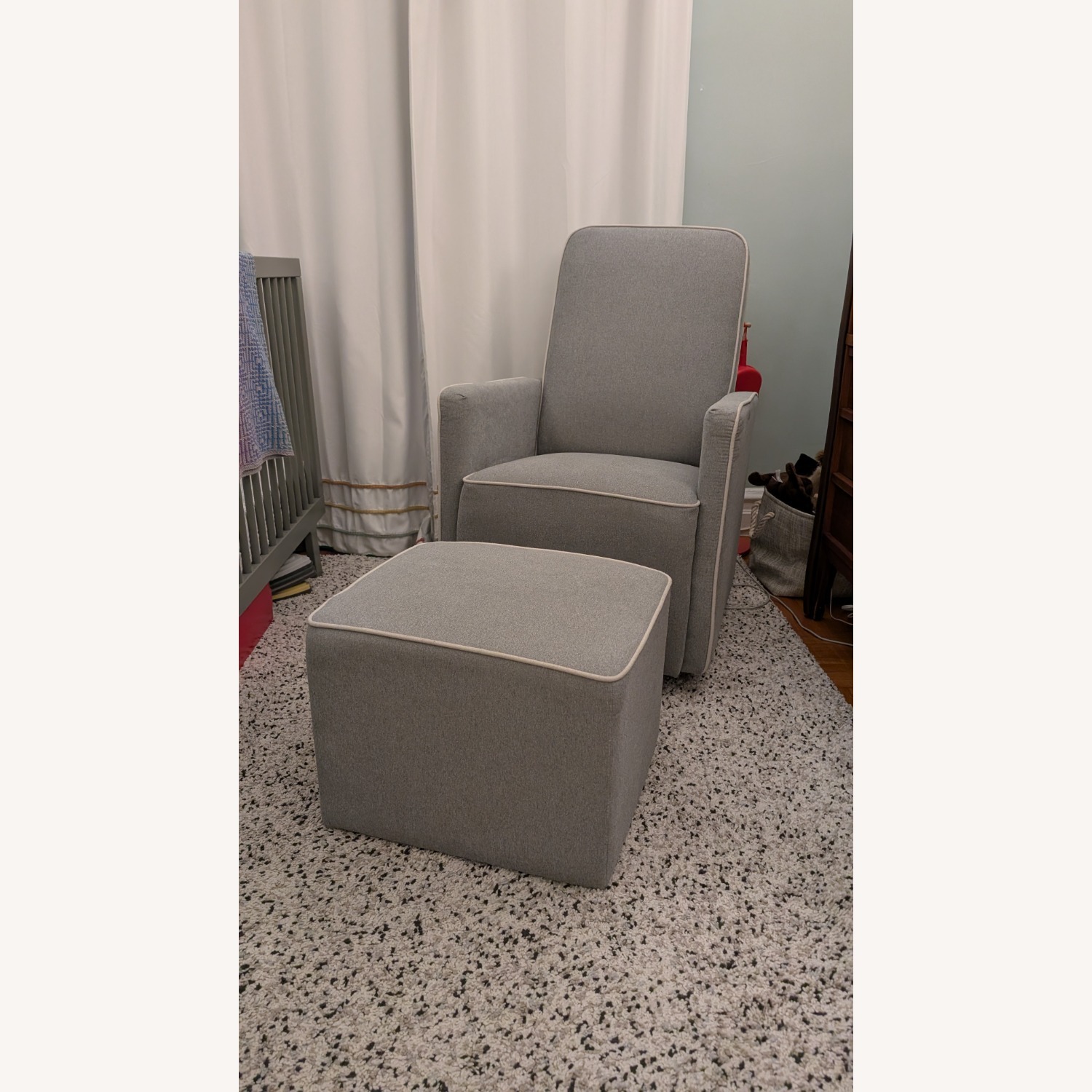 daVinci "Olive" Glider and Ottoman in Grey - image-3