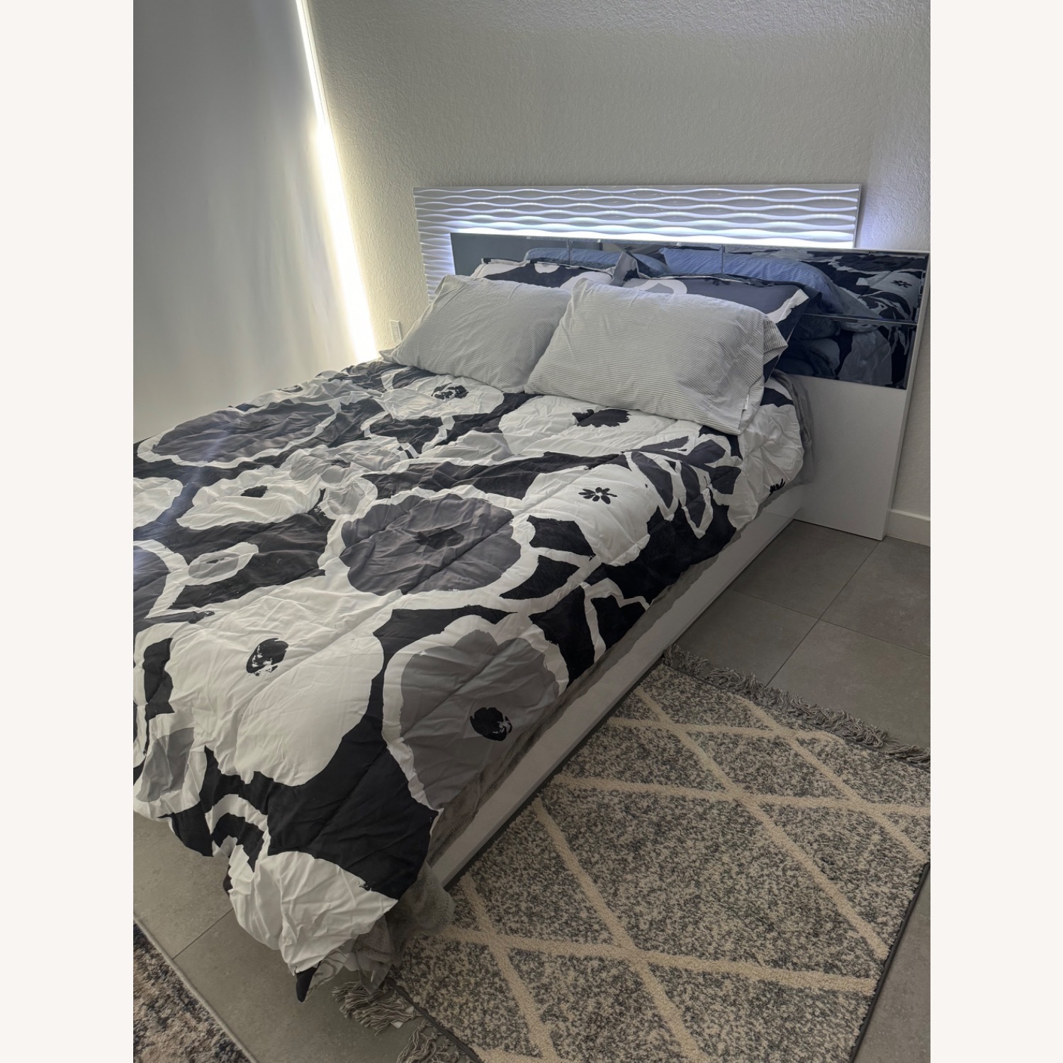 Tempur-Pedic Queen Size Bed - image-0