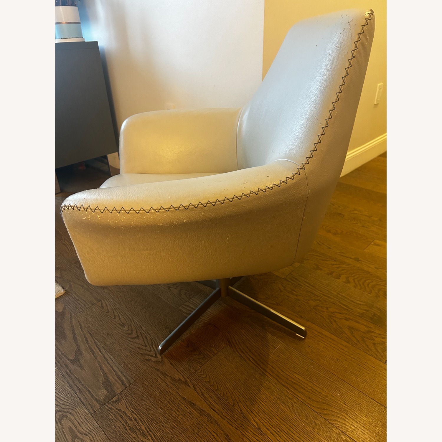 Modani Swivel Chair - image-2