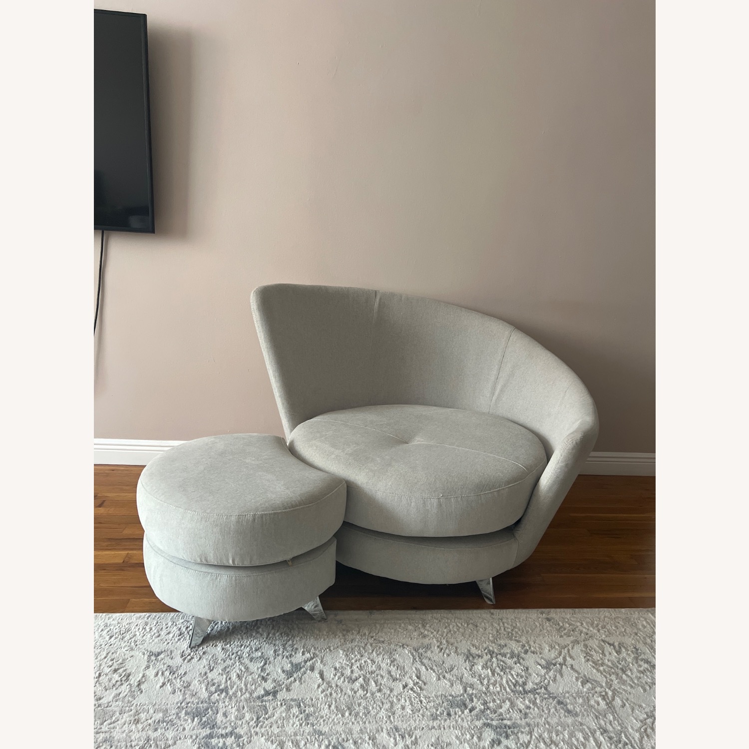 Accent Chair W Foot Rest and 3 Pillows - image-4