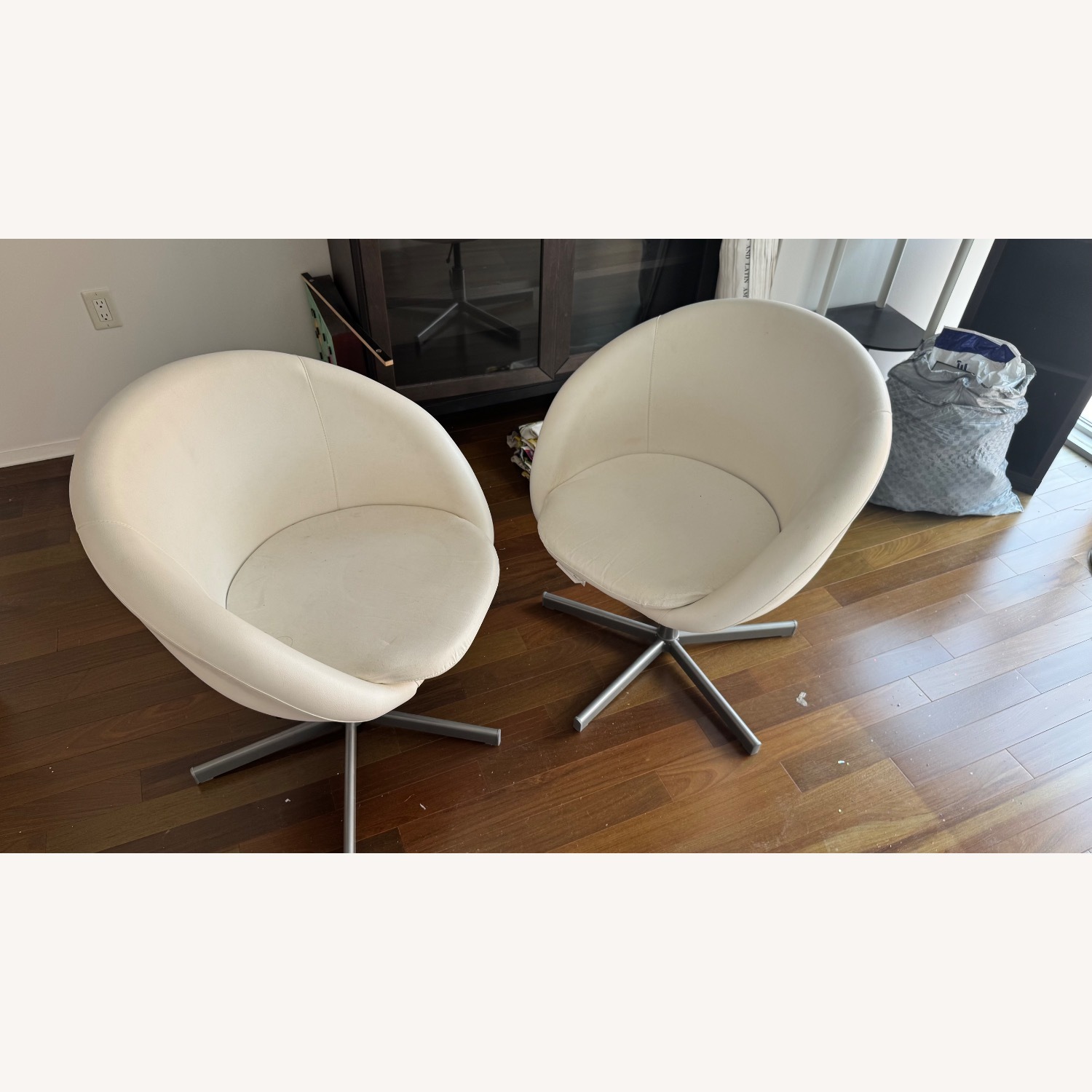 ドロン女　IKEA SKRUVSTA IKEA SKRUVSTA Two White Swivel Chairs - AptDeco