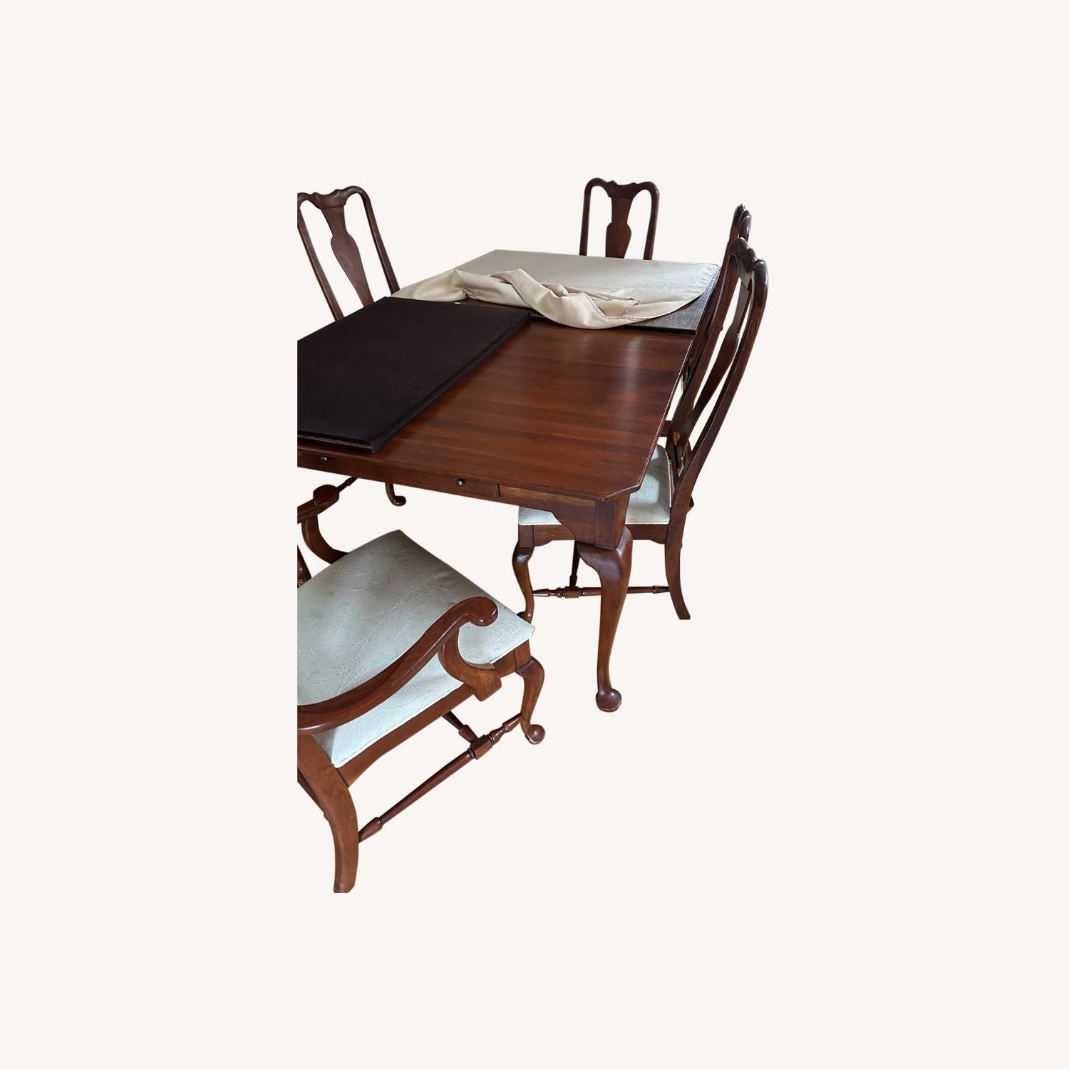 Dining Room Set 6 Chairs and 2 Leaves - image-0
