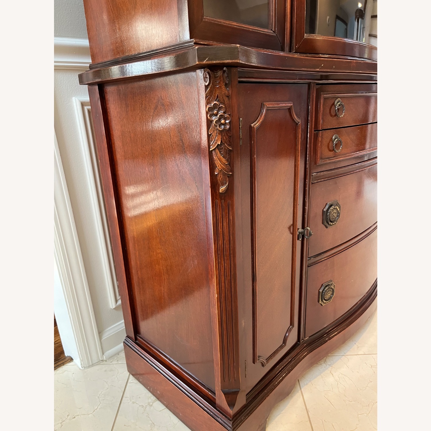 Vintage 1920s Duncan Phyfe Curved Glass Cabinet - image-7