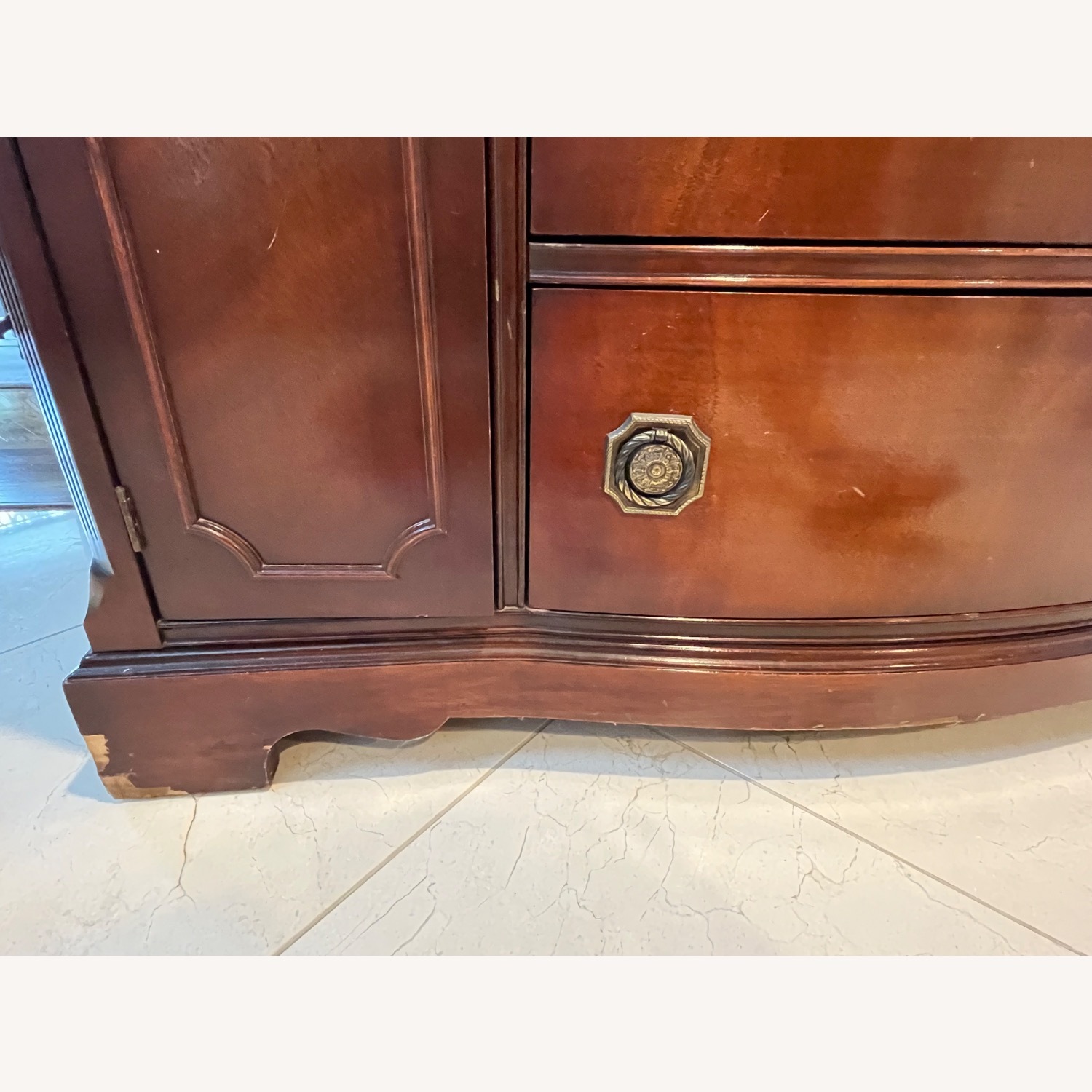 Vintage 1920s Duncan Phyfe Curved Glass Cabinet - image-4