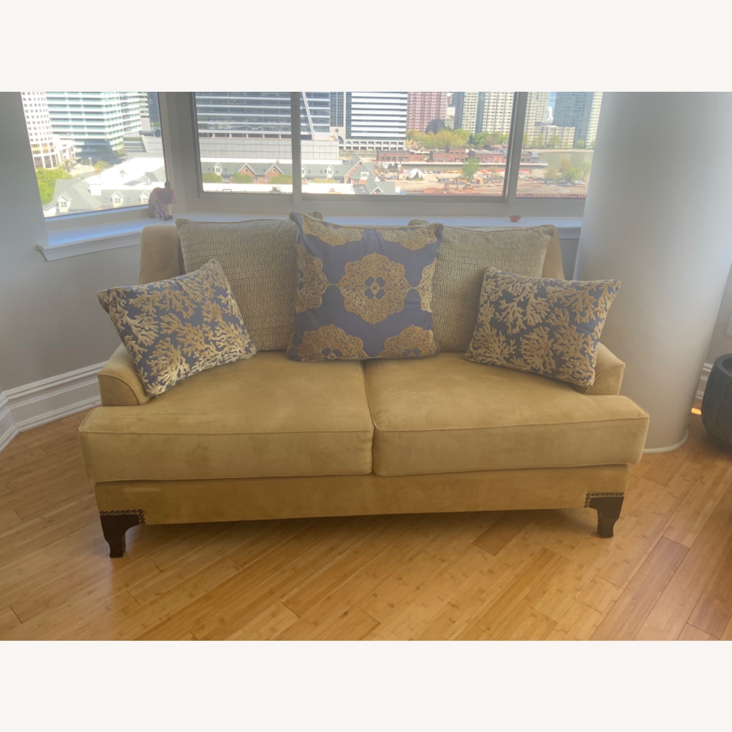 Viscontti Loveseat (Gold) - image-1