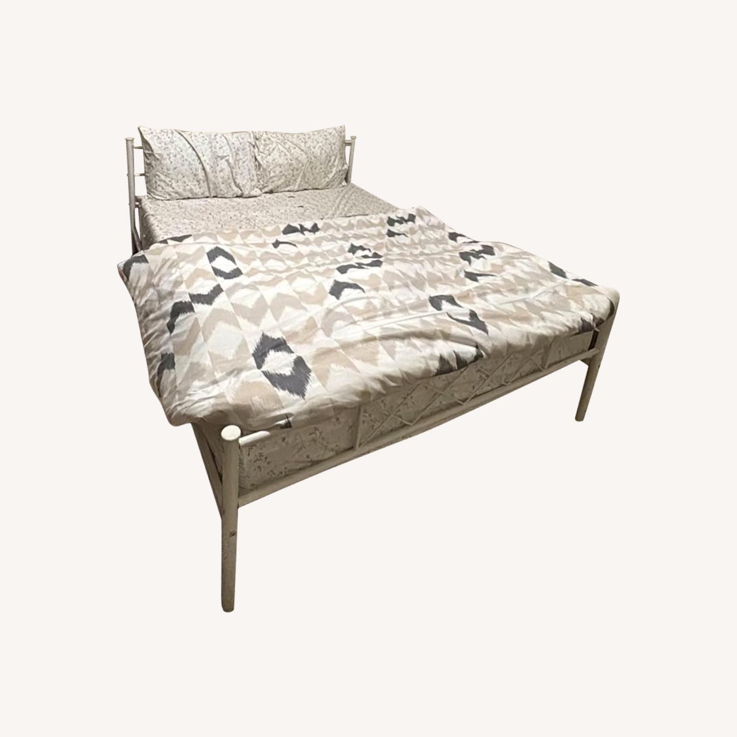 Queen Size Bed - image-0