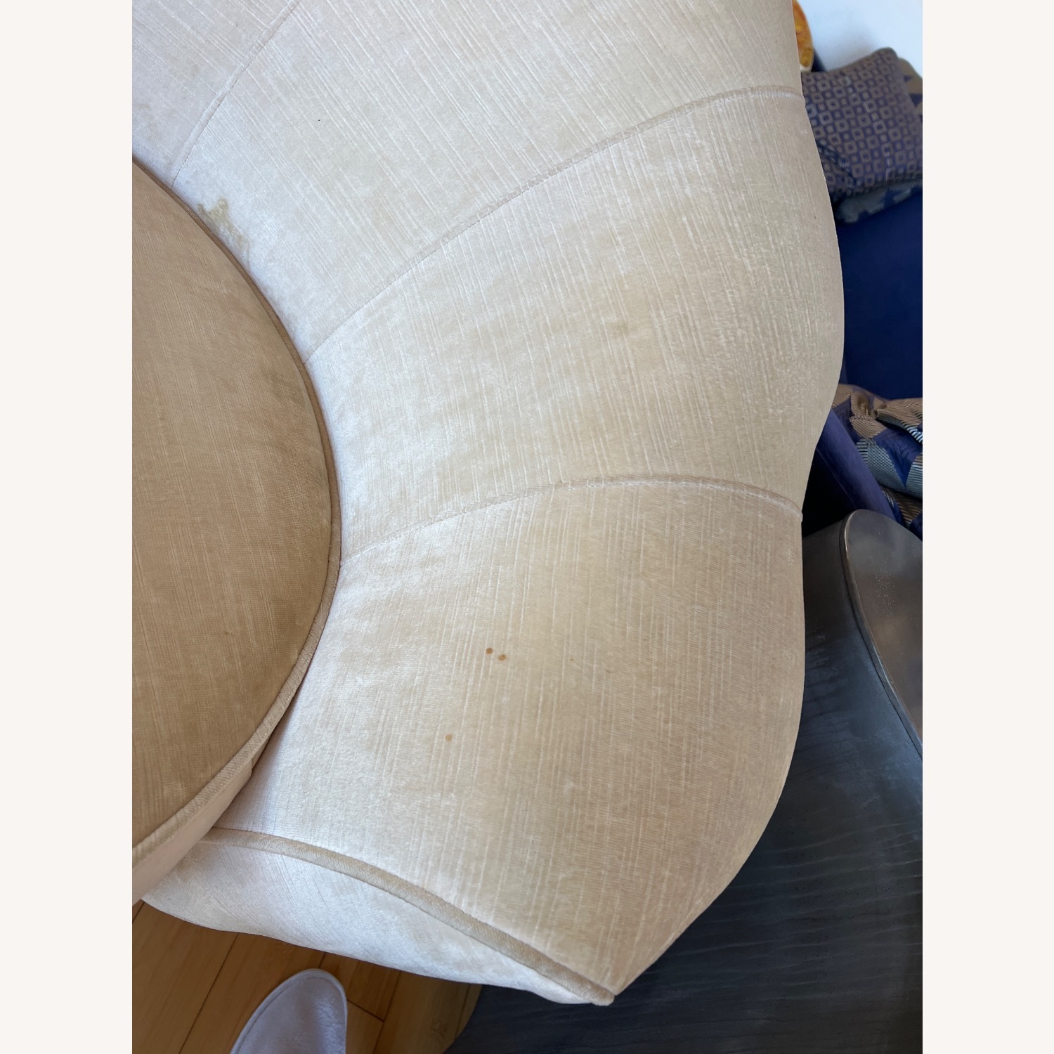 She’ll-Shaped Swivel Chair in Pearl Fabric  - image-4