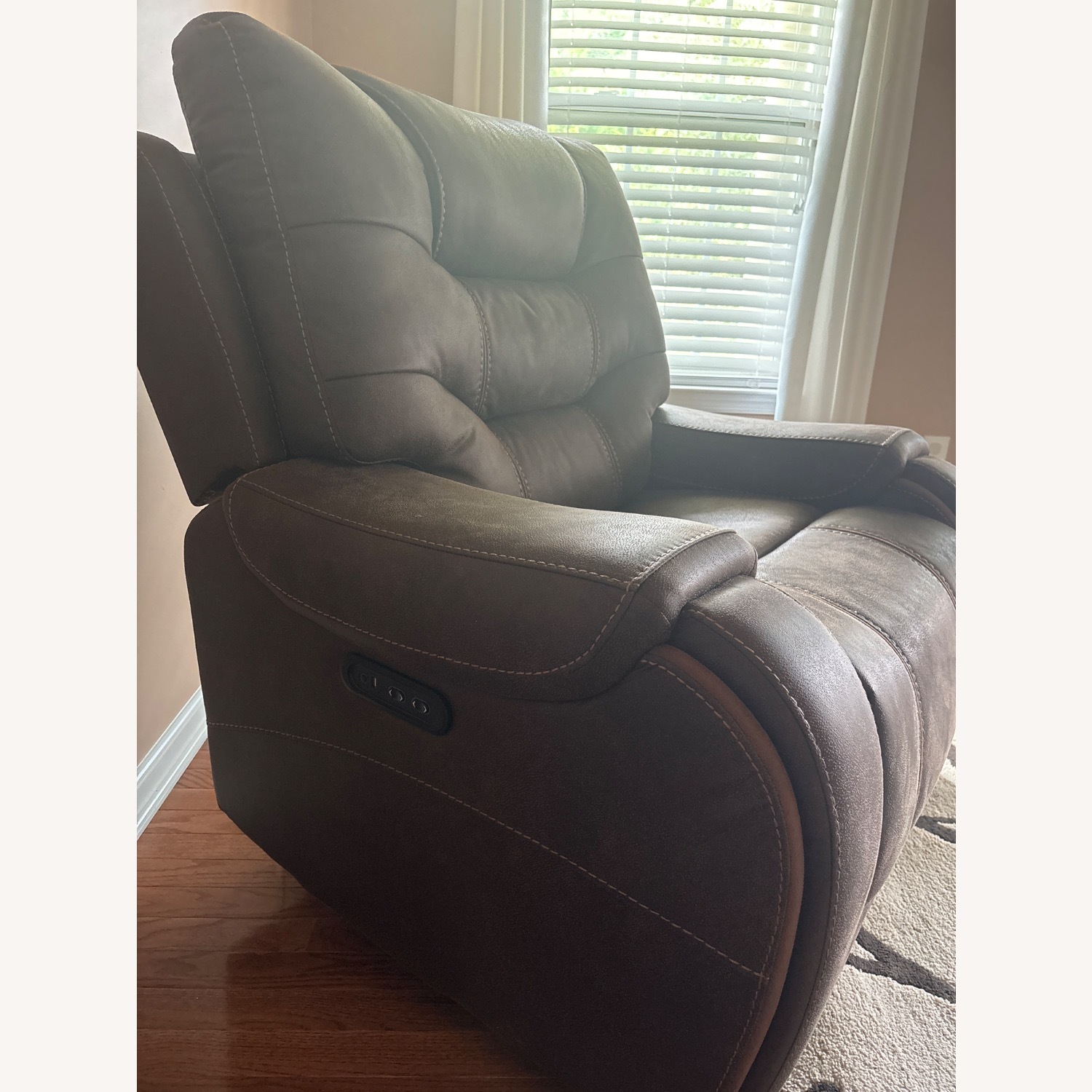 Rooms To Go Power Recliner - image-3