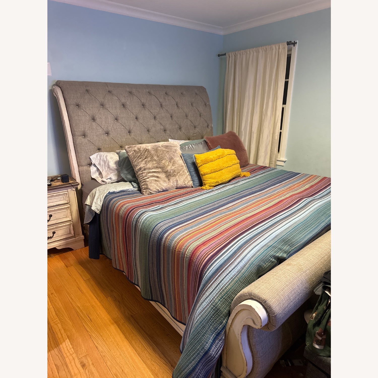 Ashley Realyn King Sleigh Bed - image-4