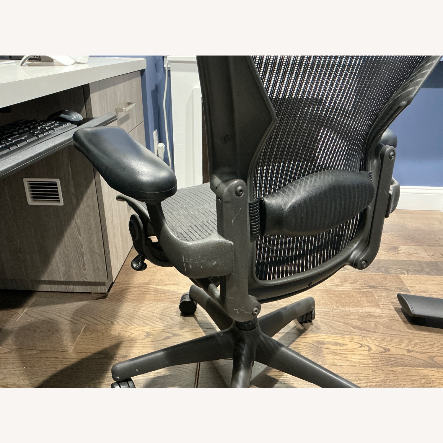 Herman Miller Aeron Chair - image-3