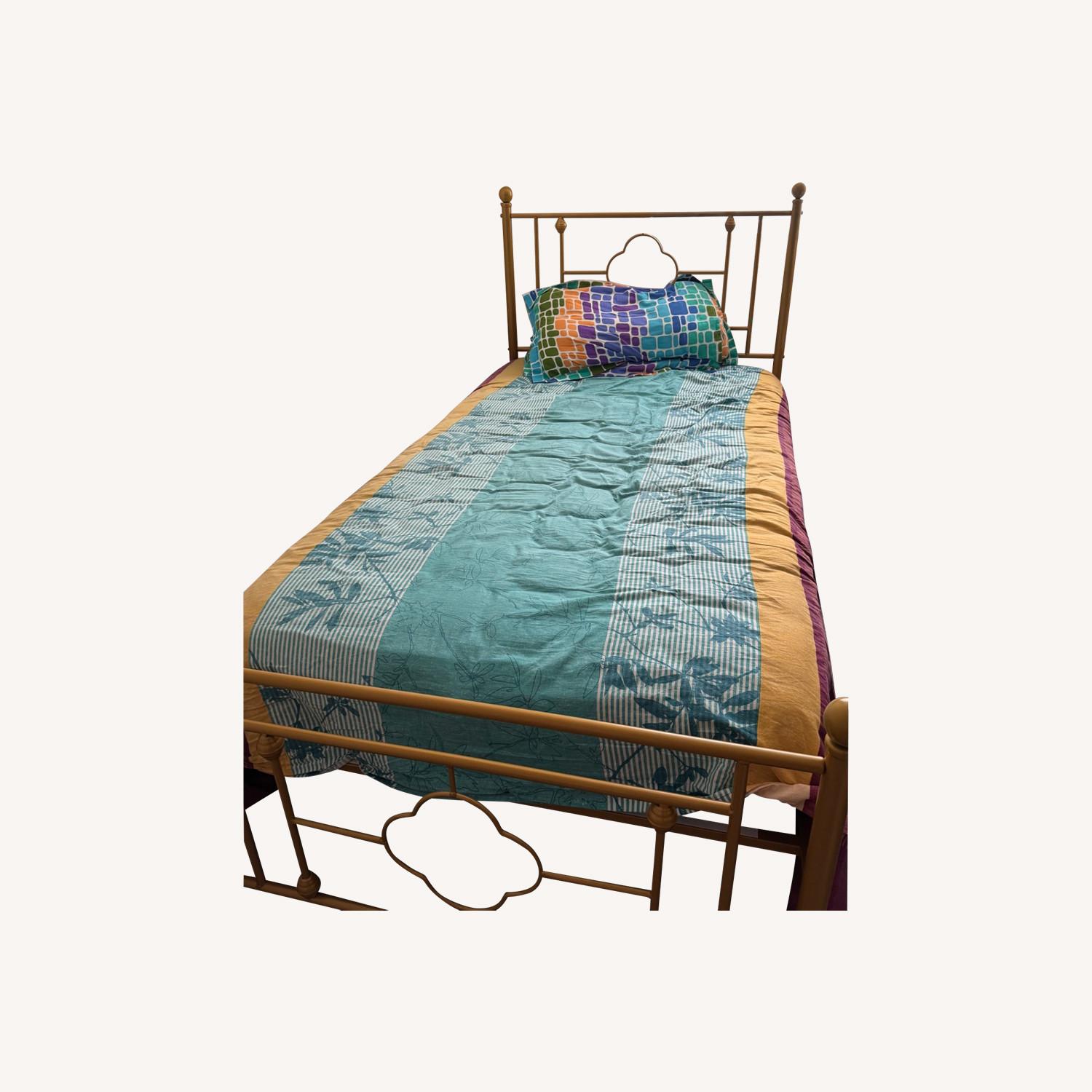 Amazon Twin Bed - image-0