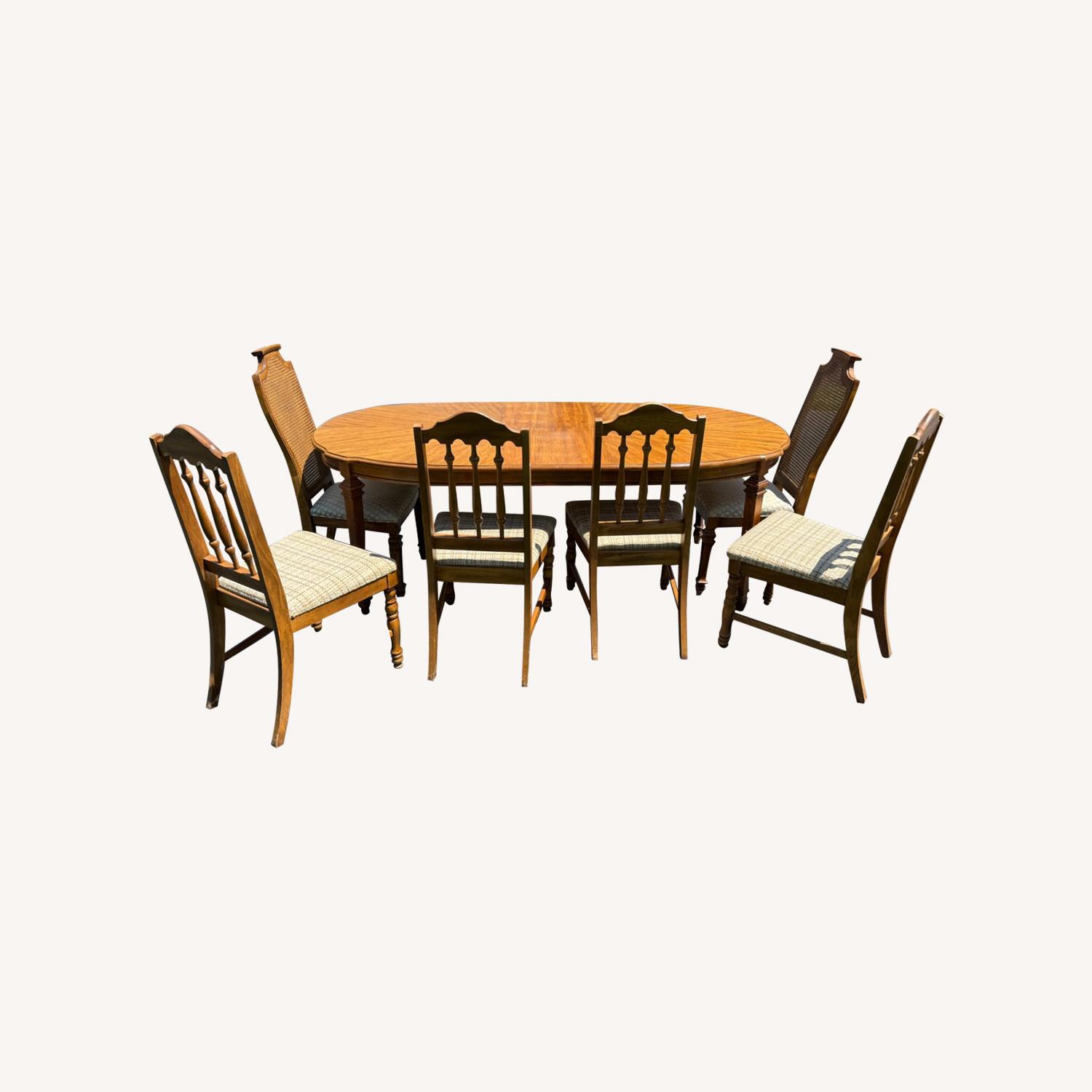 Dining Room Table and 6 Chairs - image-0