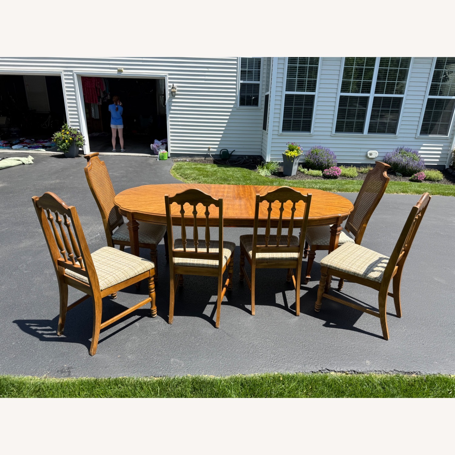 Dining Room Table and 6 Chairs - image-1