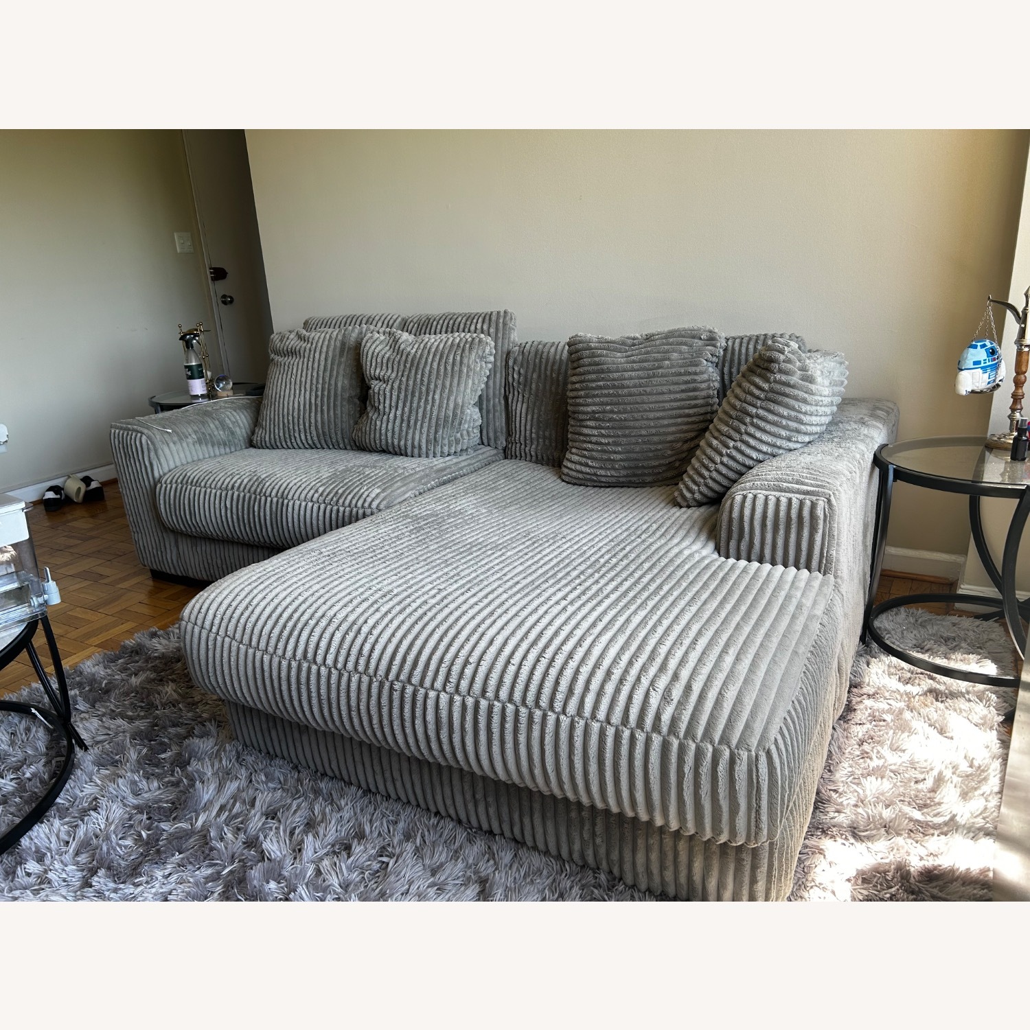 Ashley Lindyn 2-Piece Sectional with Chaise - image-2