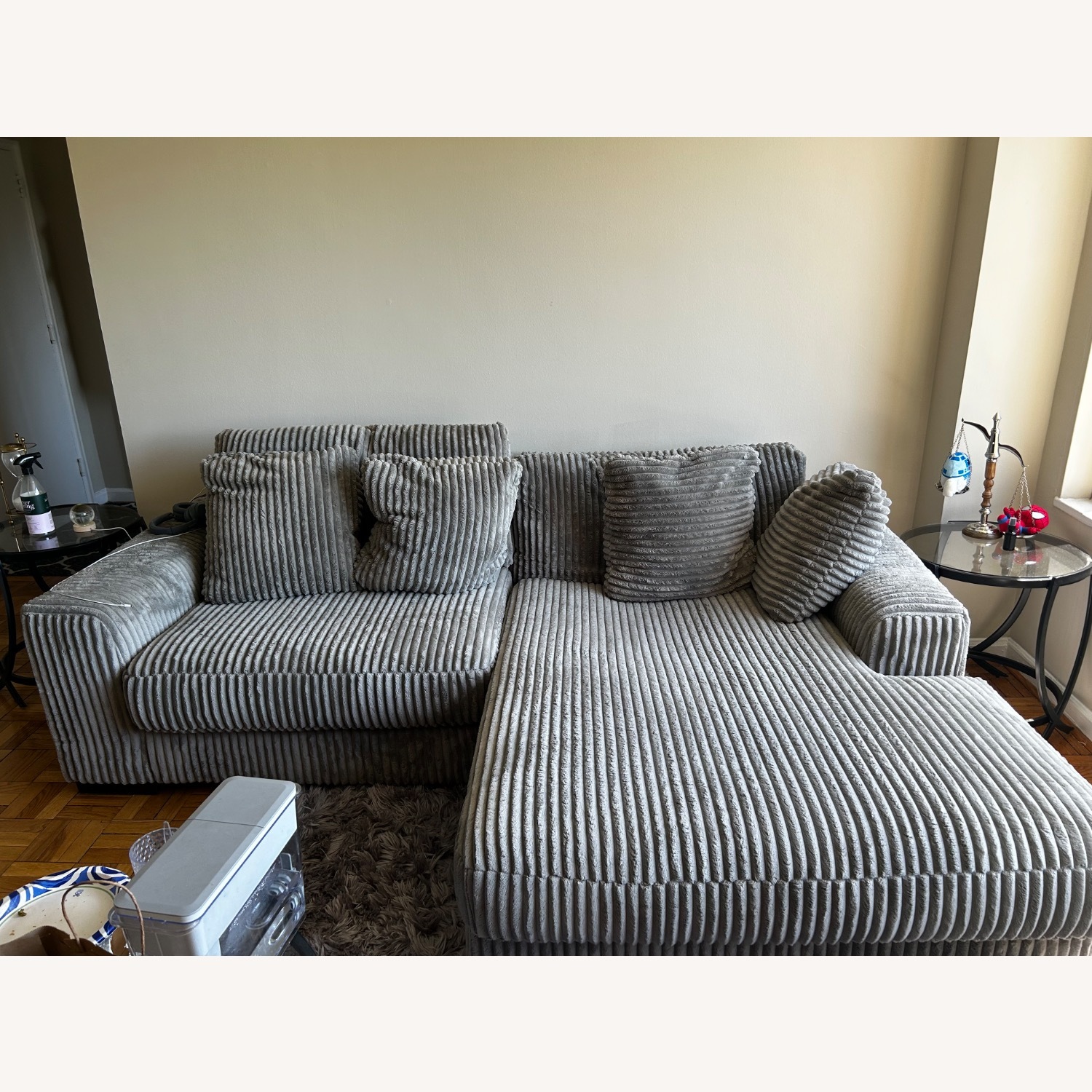 Ashley Lindyn 2-Piece Sectional with Chaise - image-4