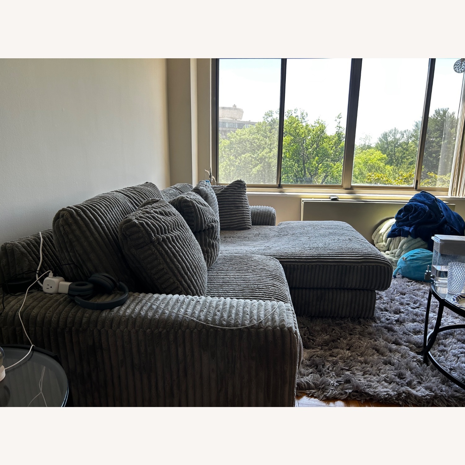 Ashley Lindyn 2-Piece Sectional with Chaise - image-3