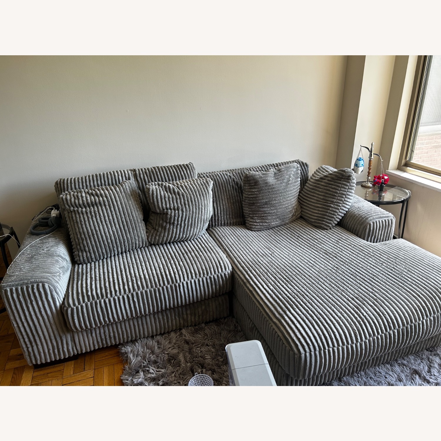 Ashley Lindyn 2-Piece Sectional with Chaise - image-1