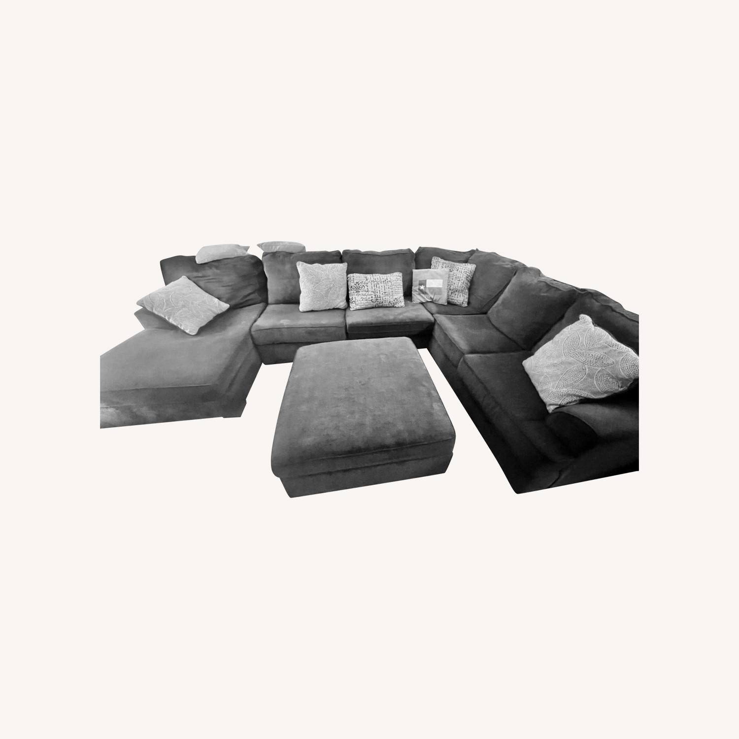 Rooms To Go 3 Piece Sectional W Ottoman - image-0