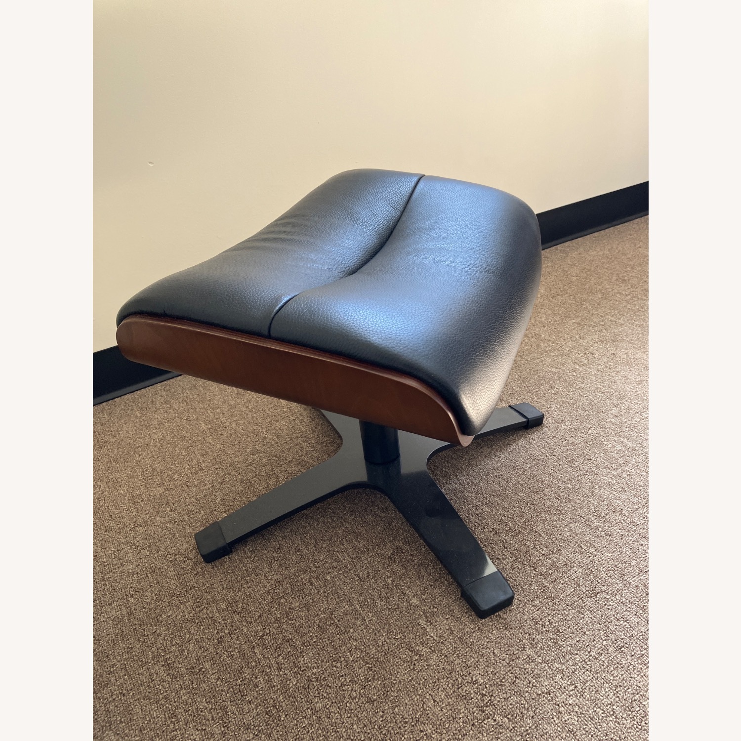 Leather Swival Recliner W Ottoman - image-9